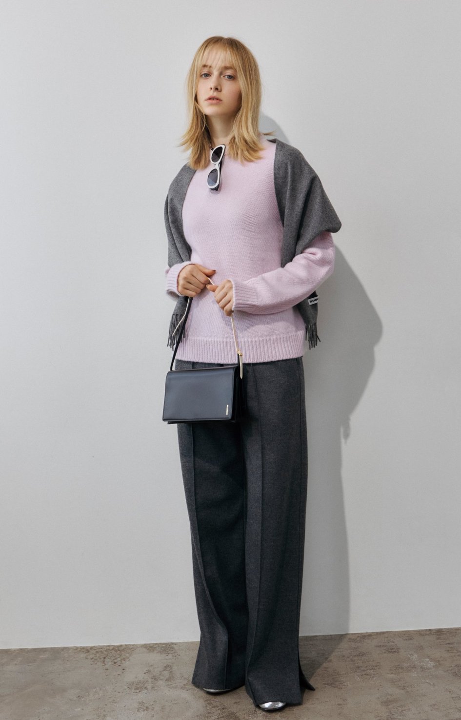 JIL SANDER ピンクのニットとグレーパンツのルック