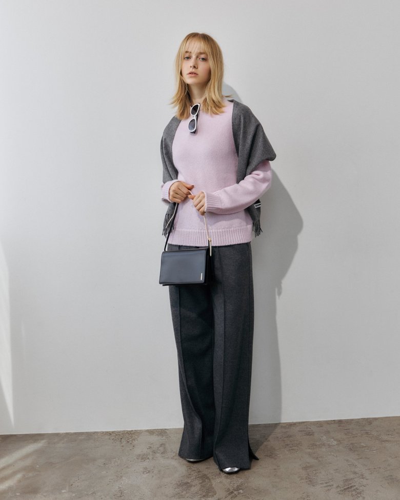 JIL SANDER ピンクのニットとグレーパンツのルック
