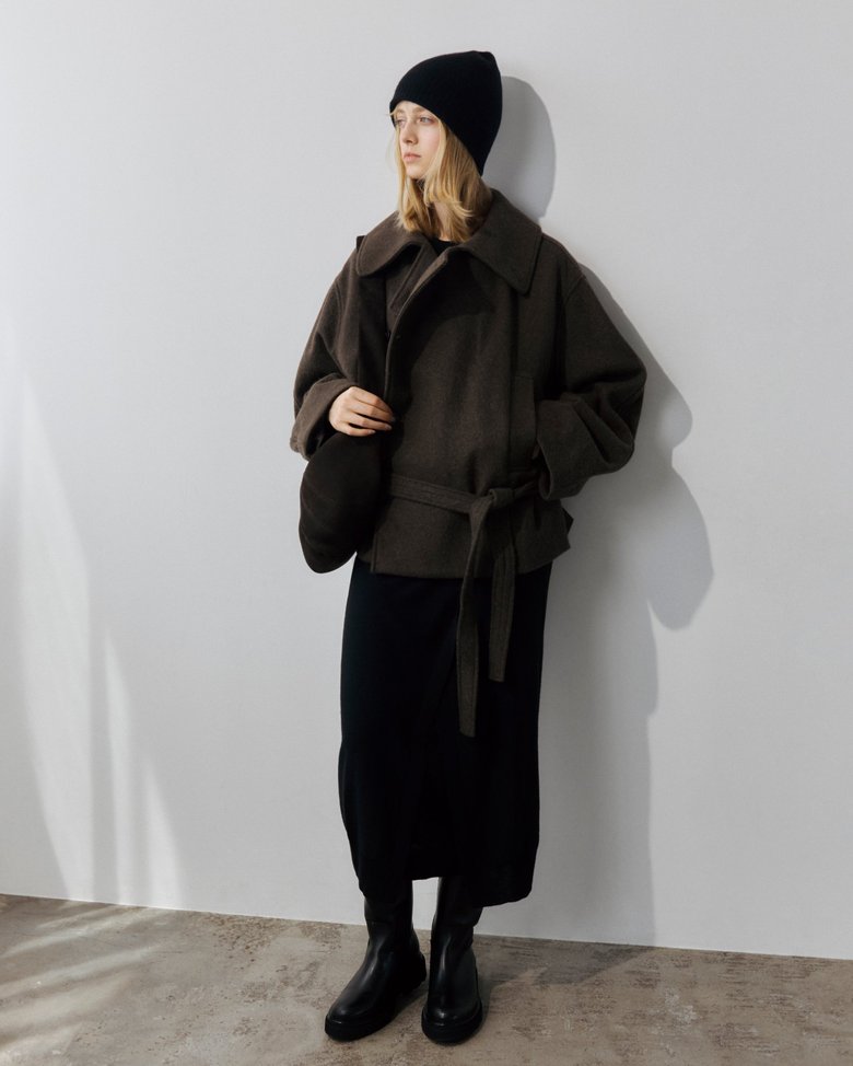 LEMAIRE ショート丈ラップコートのルック