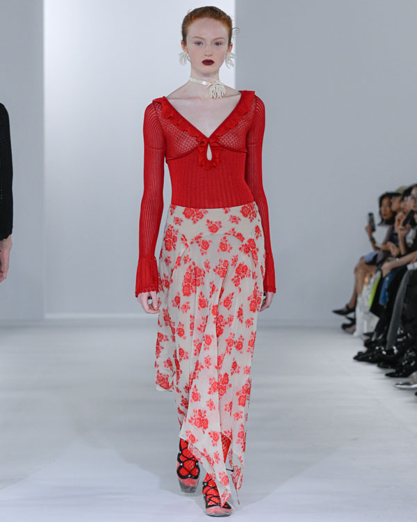 ランウェイの赤LOOK