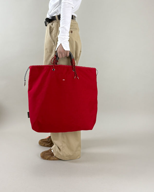 ネイビー柄セットアップに赤バッグを効かせたLOOK