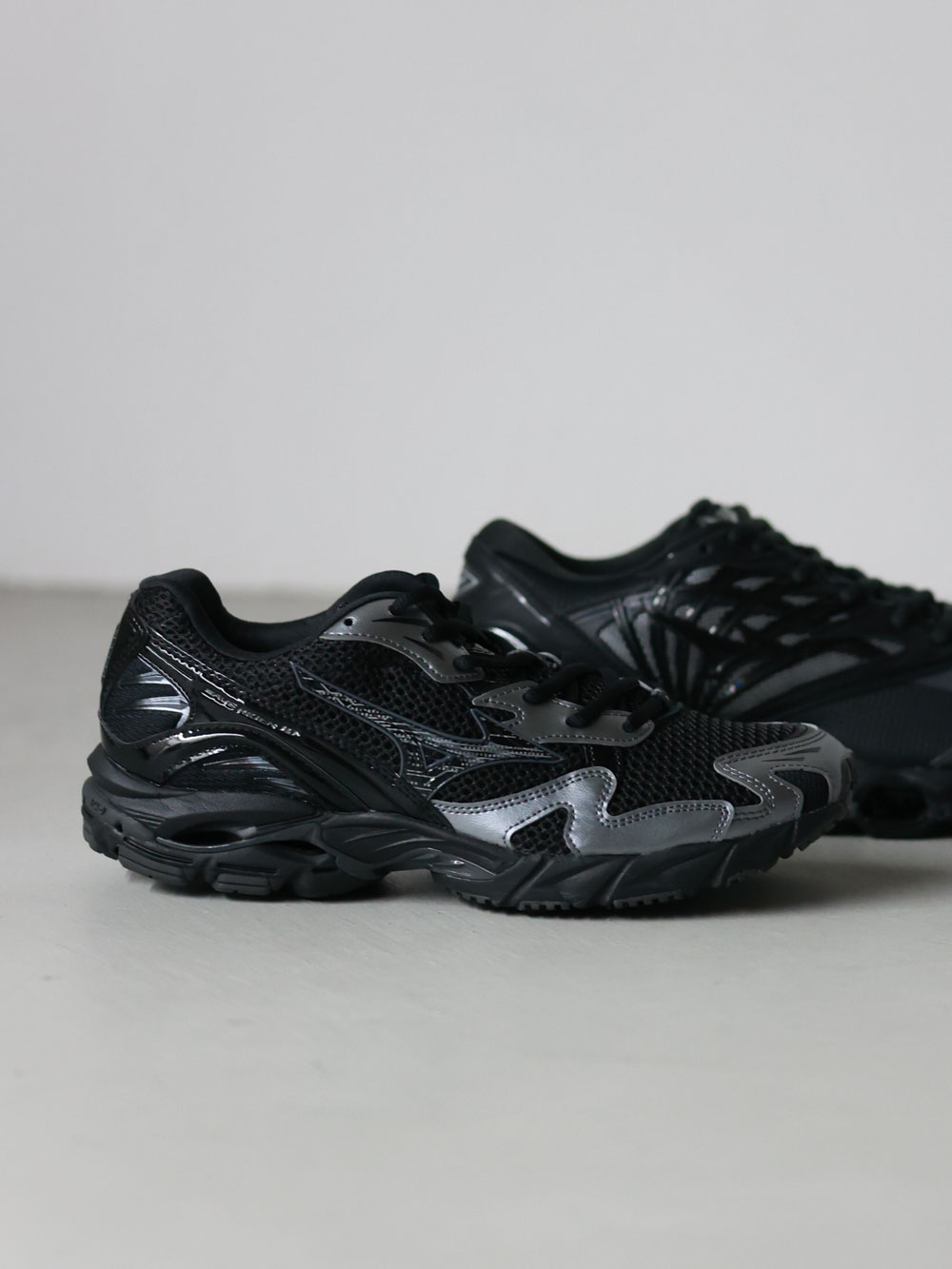 MIZUNOを含むスニーカーの積み上げ物撮り