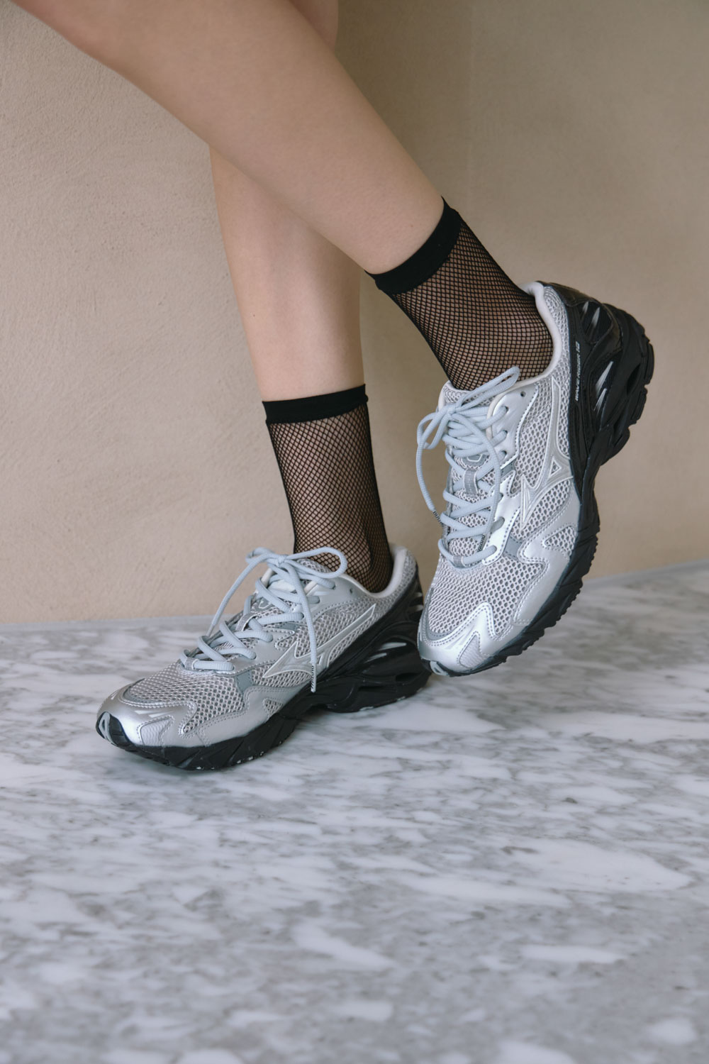 MIZUNOのスニーカー着用イメージ