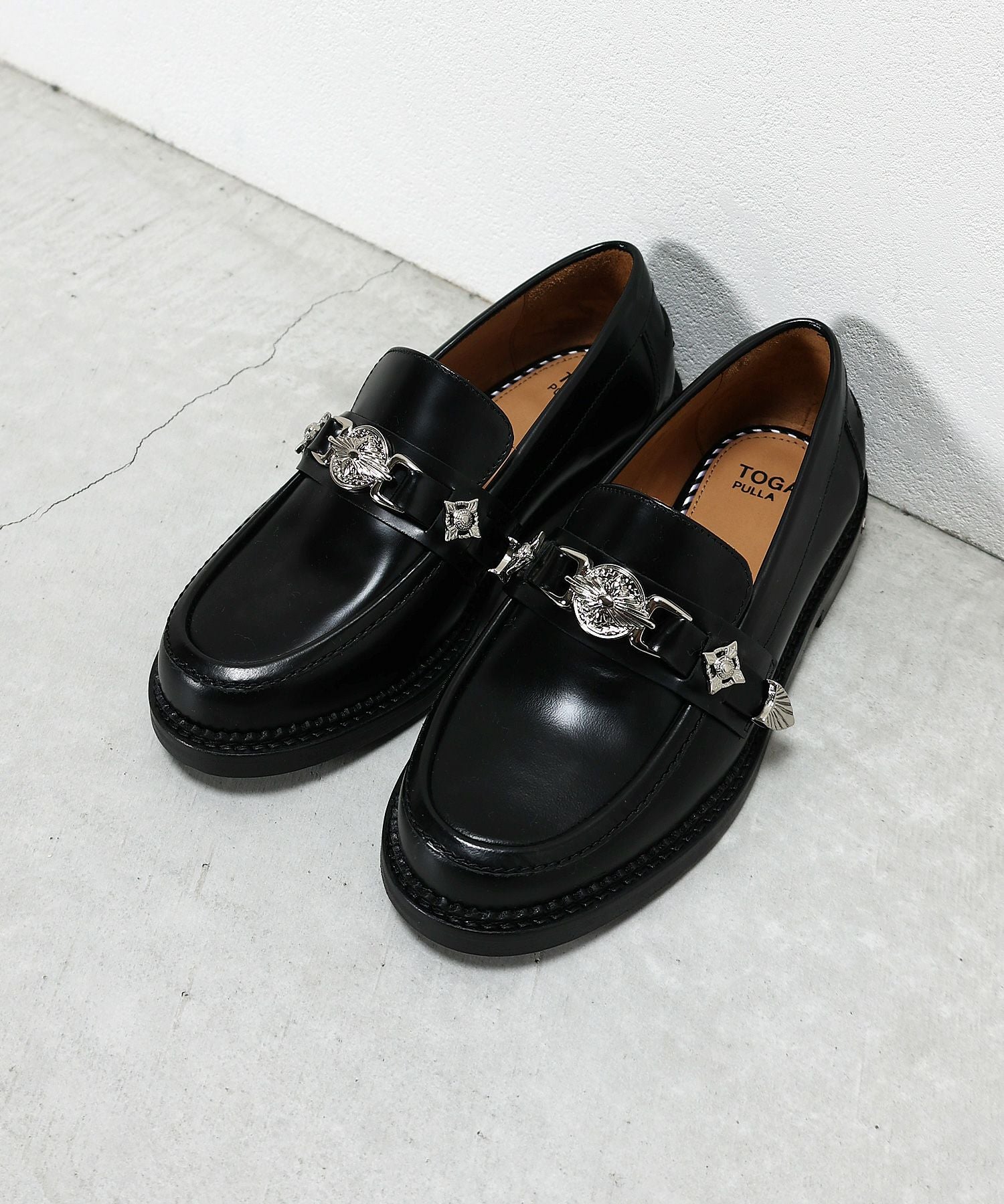 TOGA PULLA(トーガプルラ)】 METAL LOAFERS｜PARIGOT ONLINE（パリゴ