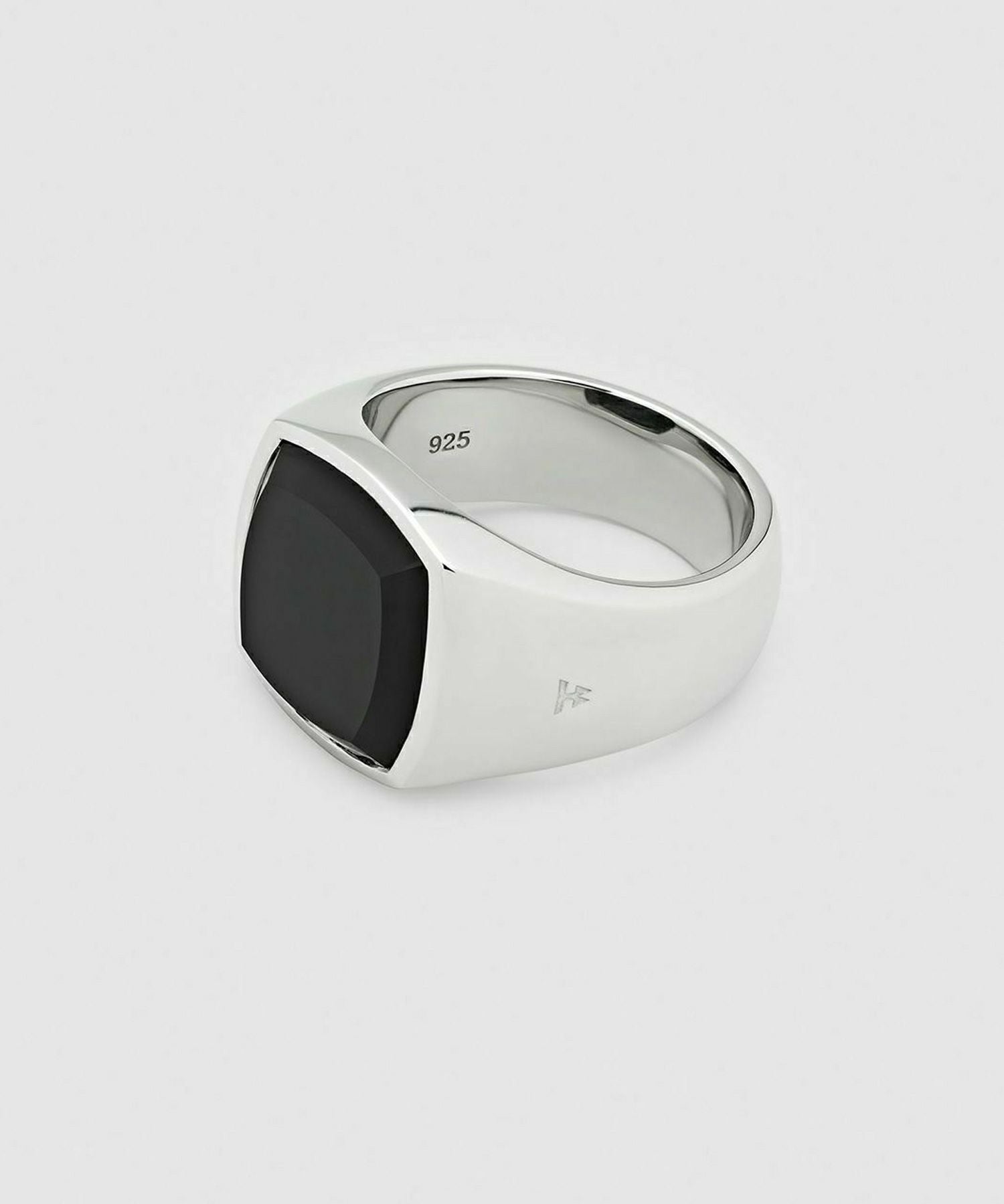 TOM WOOD(トムウッド)】 Cushion Polished Black Onyx リング｜PARIGOT