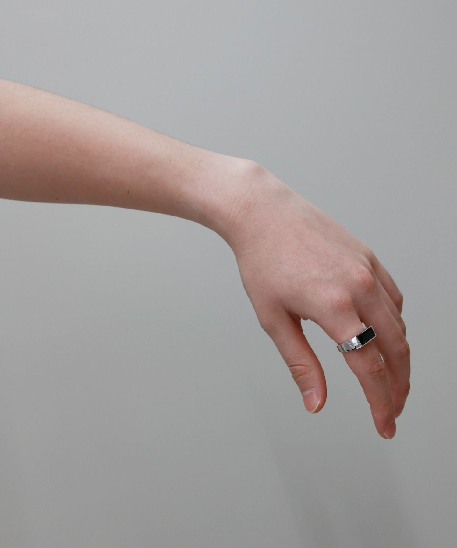 TOM WOOD(トムウッド)】 Peaky Polished Black Onyx リング｜PARIGOT