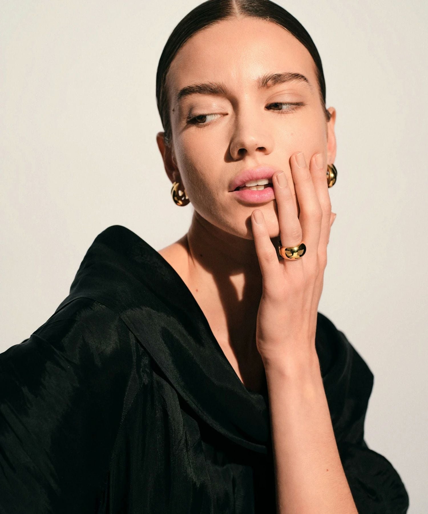 TOM WOOD(トムウッド)】 Ice Hoop Small Gold ピアス｜PARIGOT ONLINE