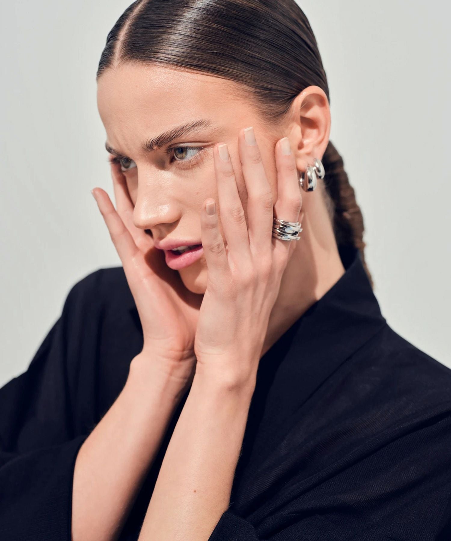 TOM WOOD(トムウッド)】 Ice Hoop Medium ピアス｜PARIGOT ONLINE