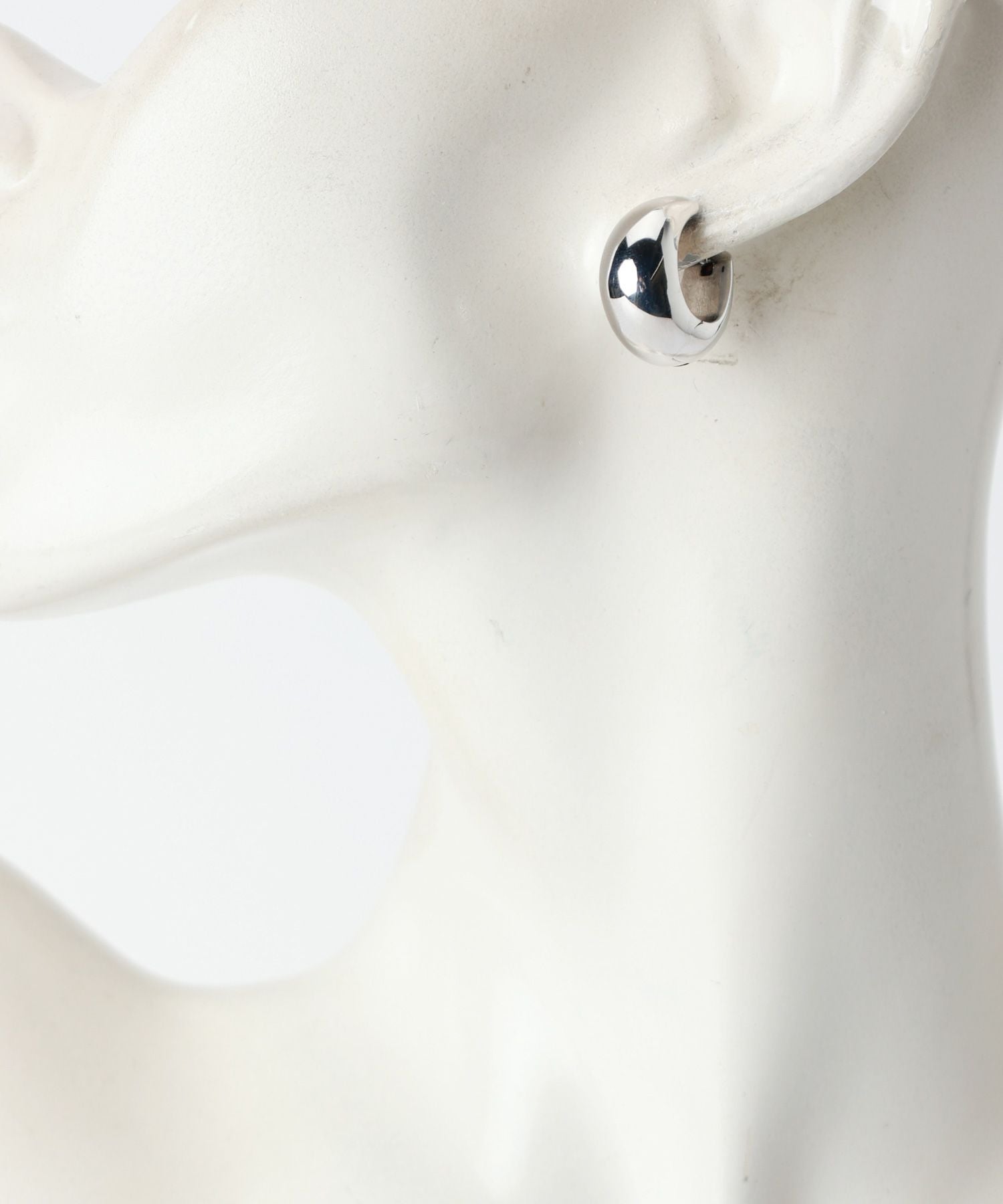 TOM WOOD(トムウッド)】 Ice Hoop Medium ピアス｜PARIGOT ONLINE