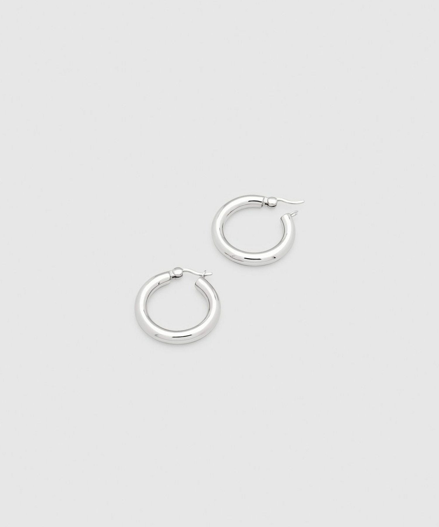 TOM WOOD(トムウッド)】 Classic Hoop Thick Medium ピアス｜PARIGOT