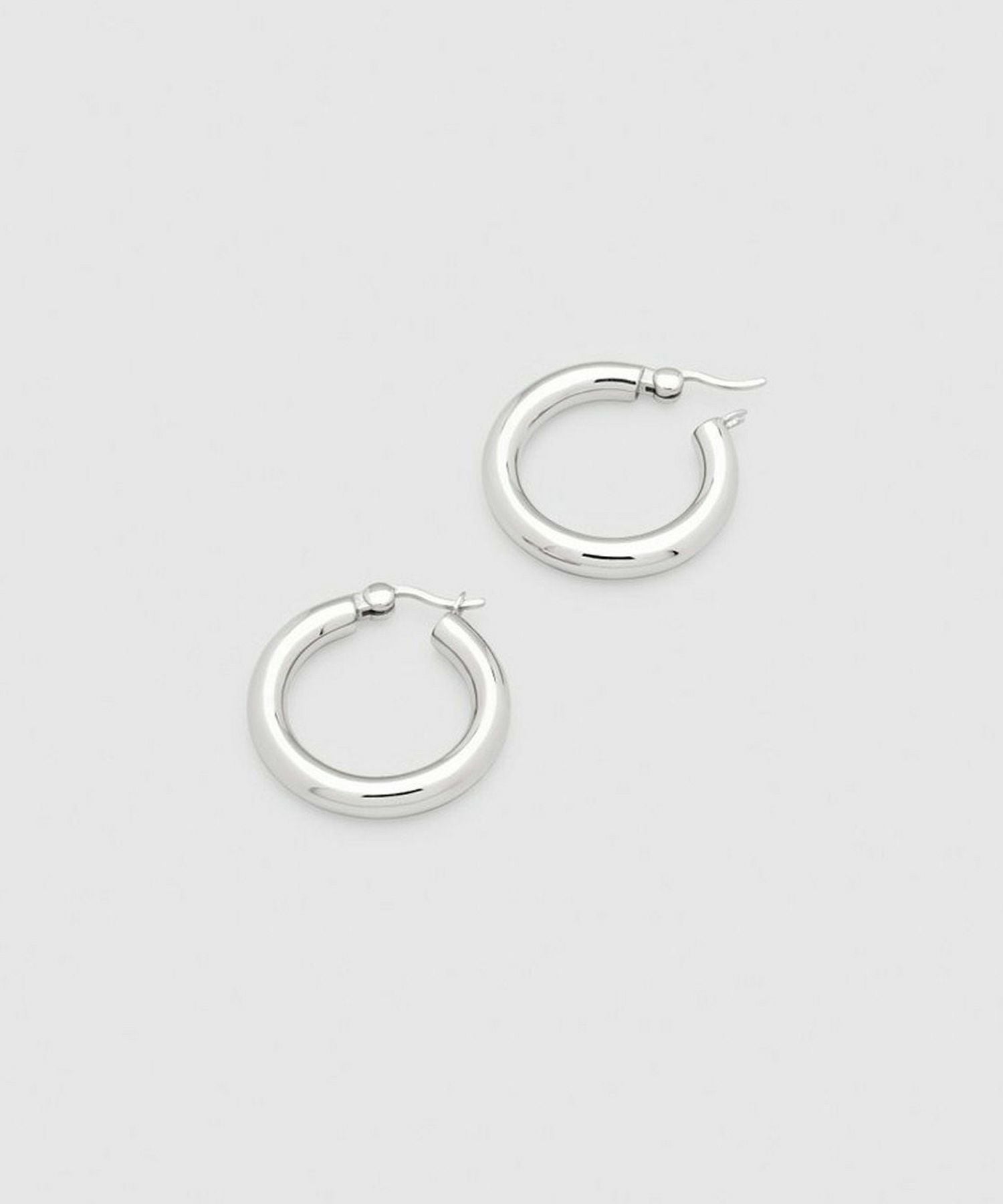 TOM WOOD(トムウッド)】 Classic Hoop Thick Medium ピアス｜PARIGOT
