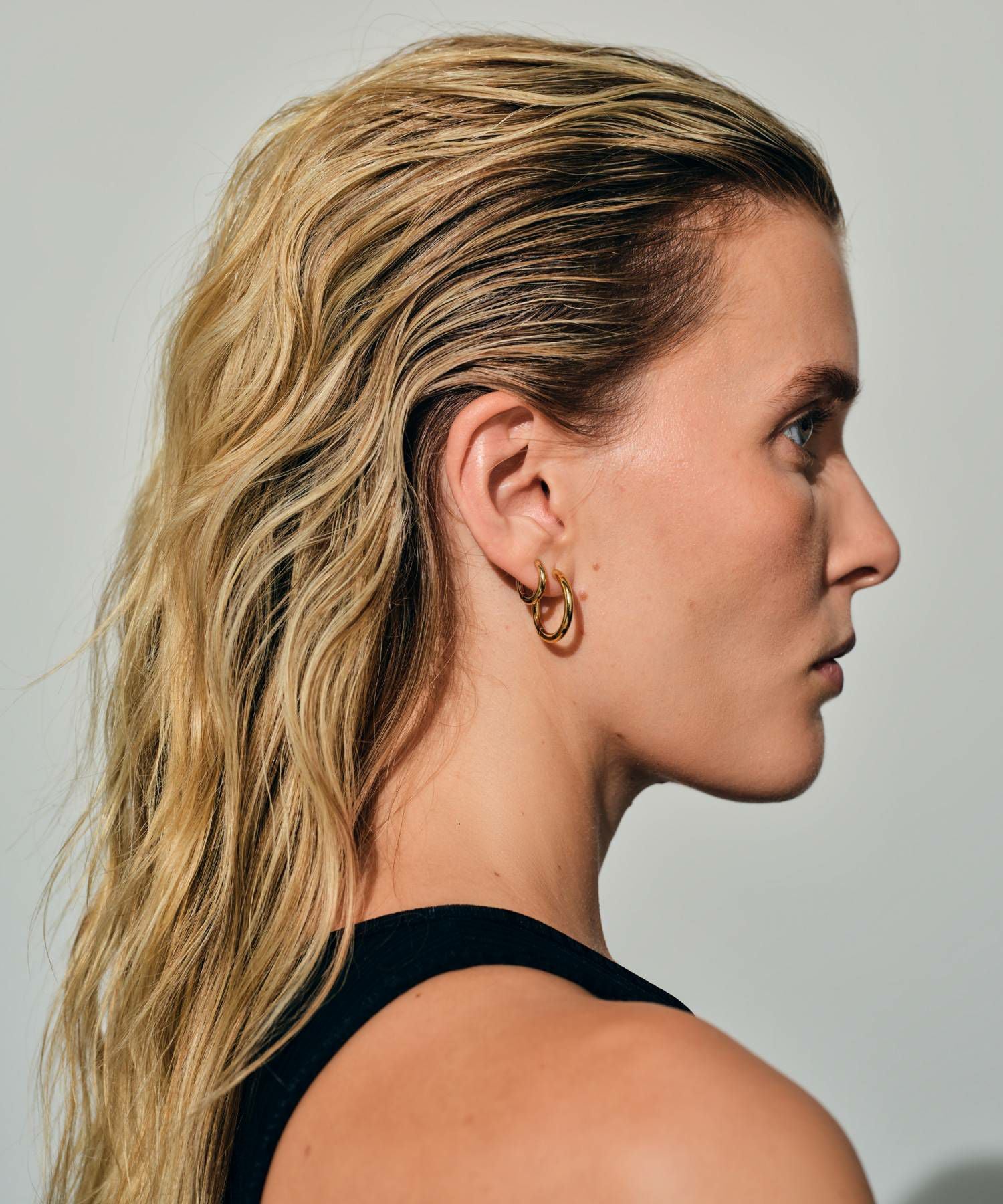 TOM WOOD(トムウッド)】 Classic Hoop Medium Gold ピアス｜PARIGOT