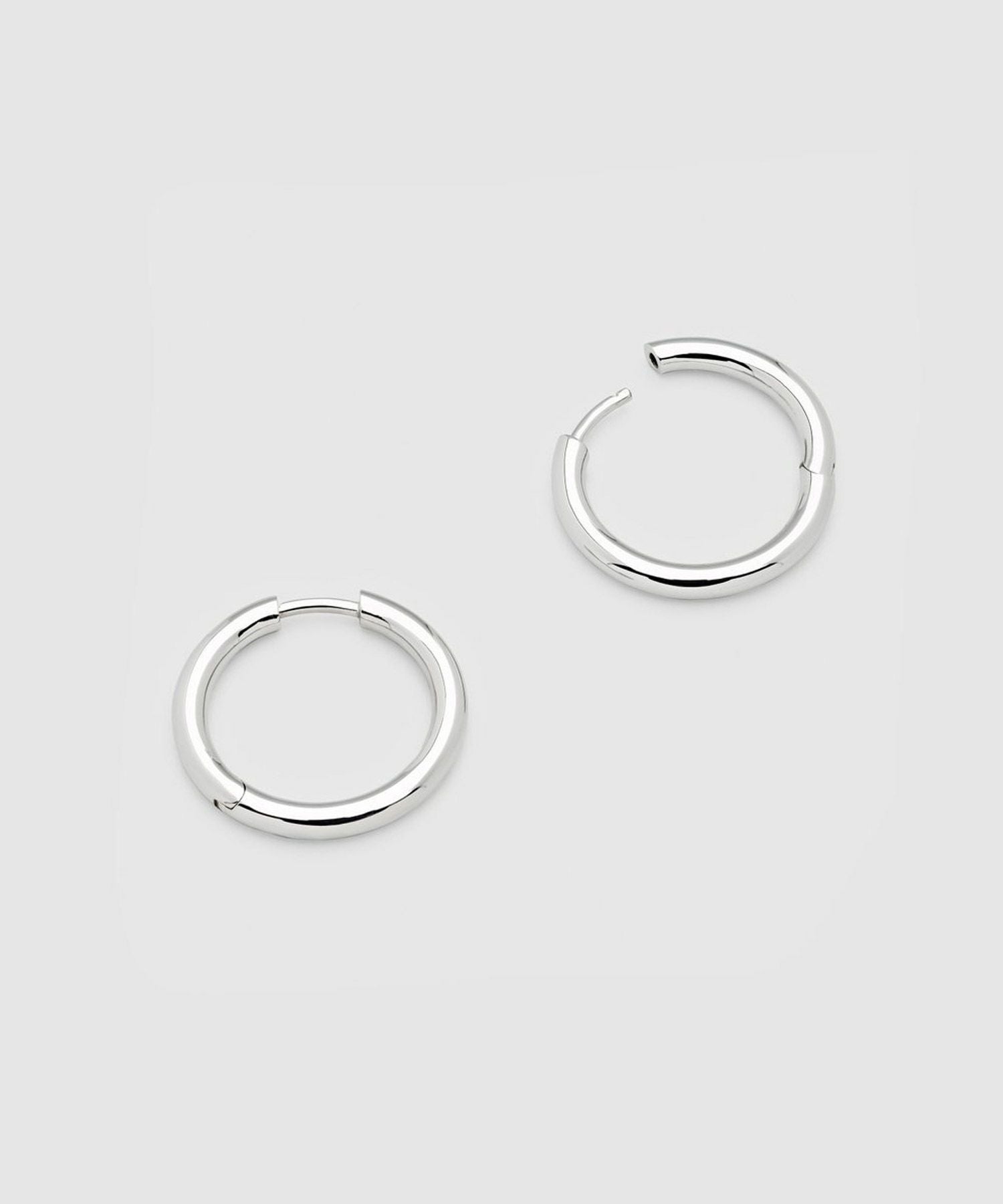 TOM WOOD(トムウッド)】 Classic Hoop Medium ピアス｜PARIGOT ONLINE