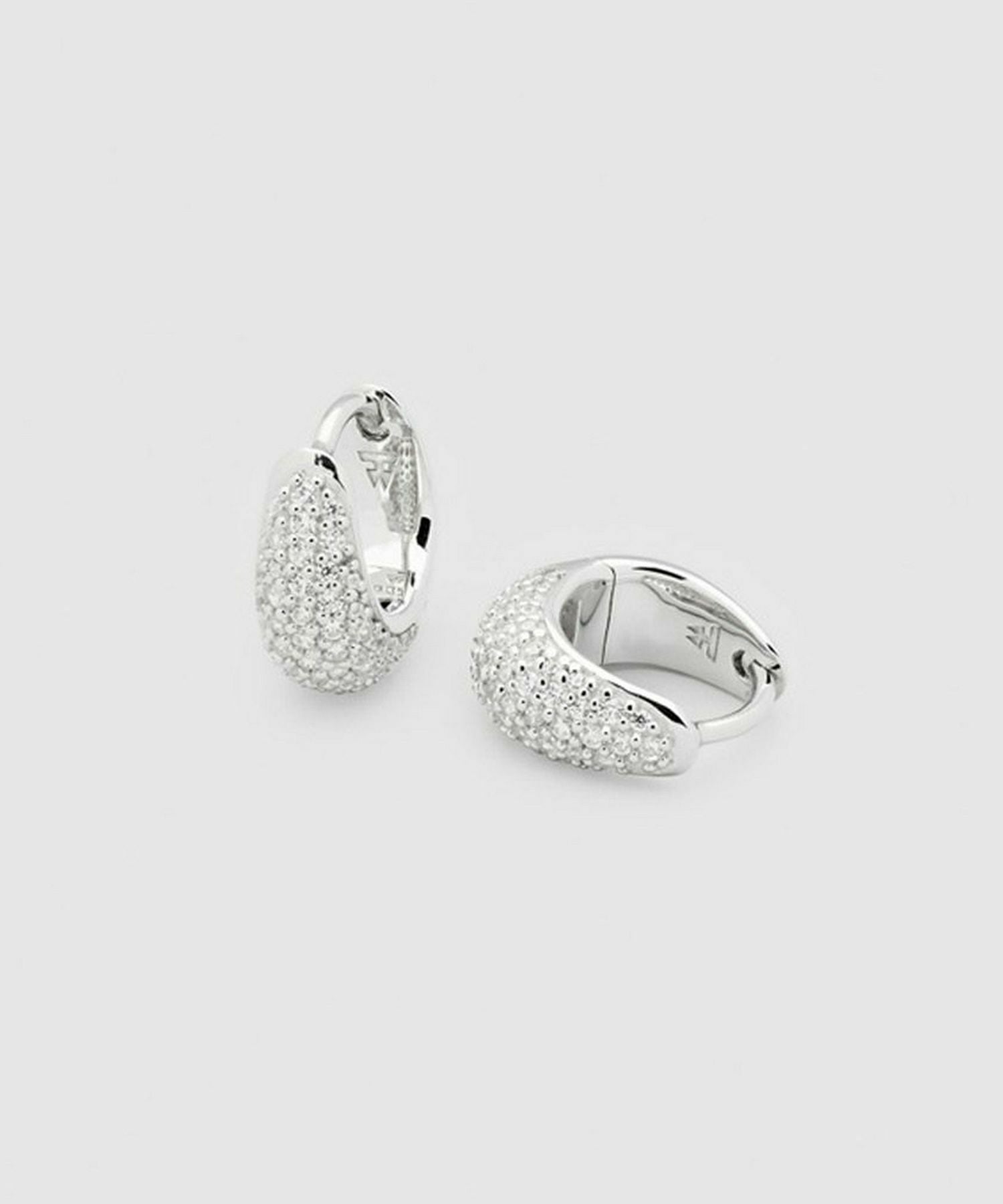 TOM WOOD(トムウッド)】 Ice Huggies Pave ピアス｜PARIGOT ONLINE