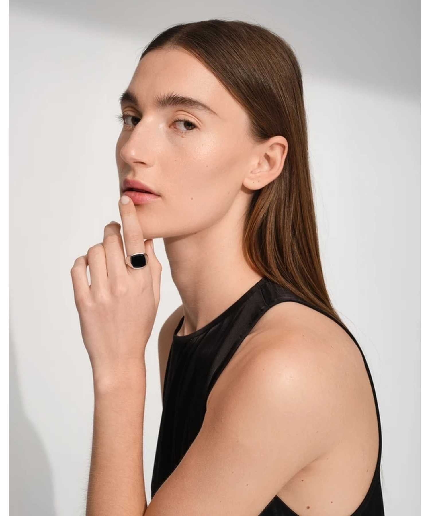 TOM WOOD(トムウッド)】 Cushion Polished Black Onyx リング｜PARIGOT