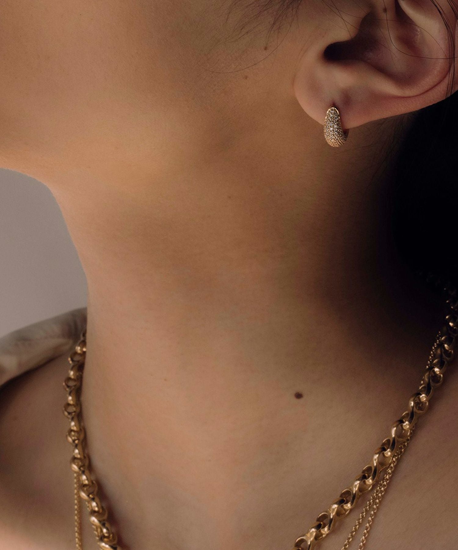 TOM WOOD(トムウッド)】 Ice Huggies Pave Gold ピアス｜PARIGOT