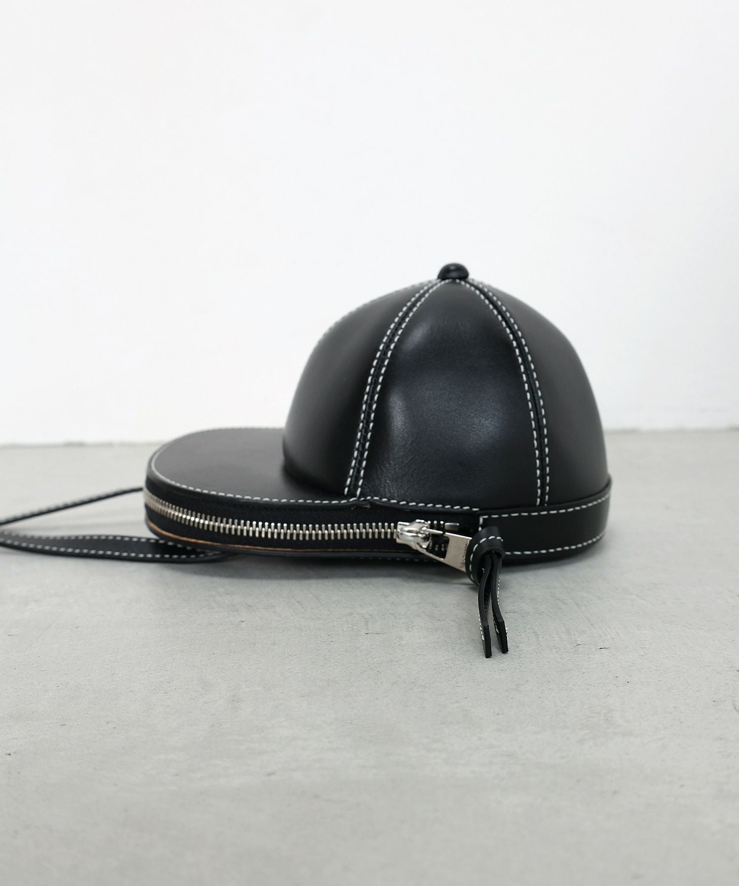 JW Anderson(ジェイダブリューアンダーソン)】 MEDIUM CAP BAG