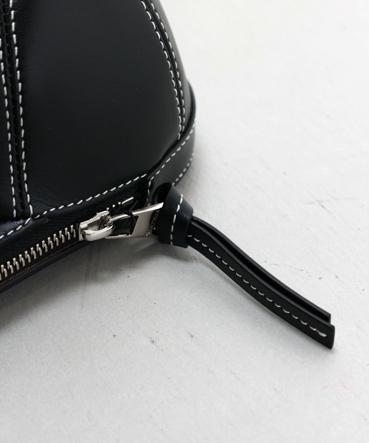 JW Anderson(ジェイダブリューアンダーソン)】 MEDIUM CAP BAG