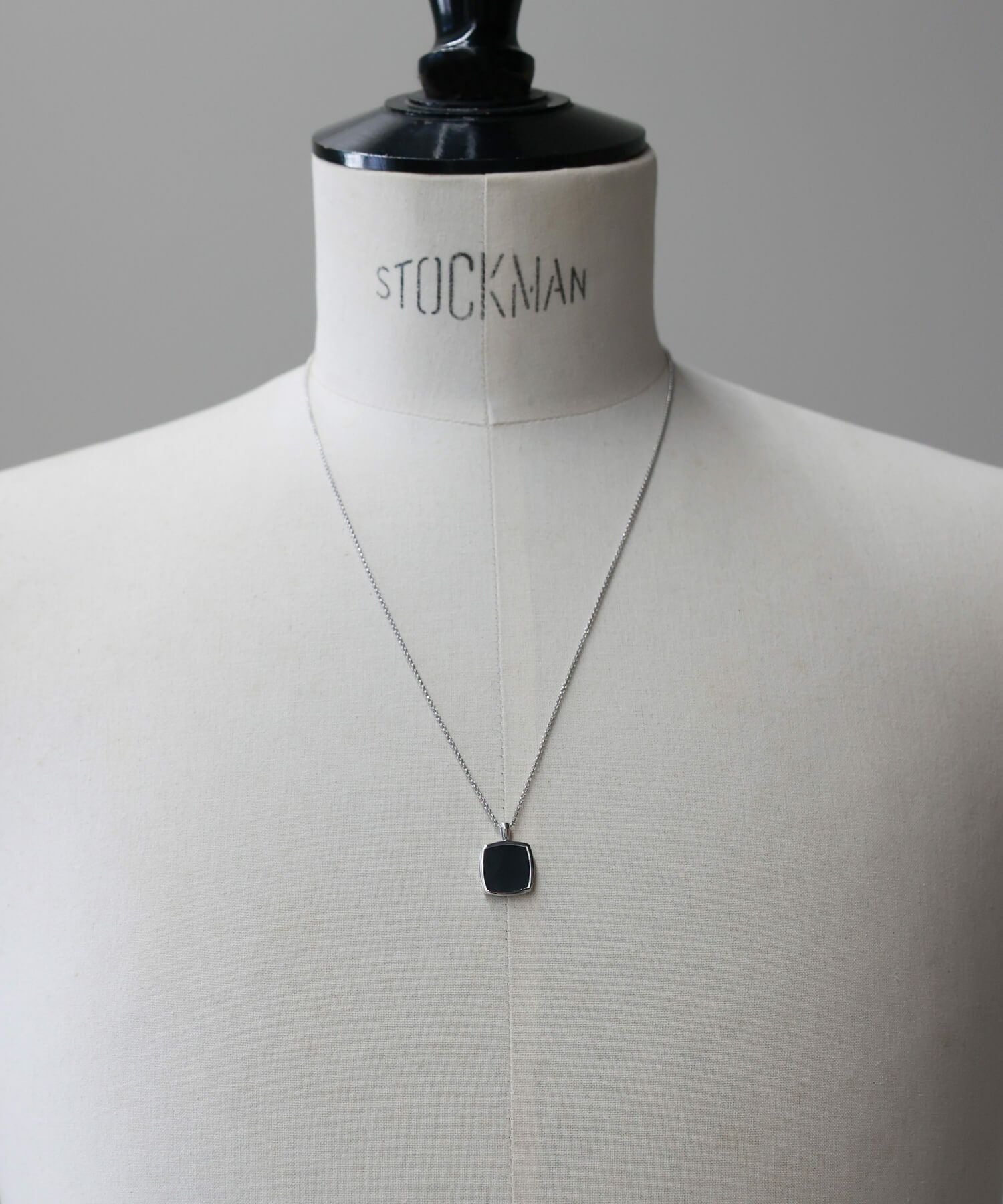 TOM WOOD(トムウッド)】 Cushion Pendant Onyx ネックレス｜PARIGOT