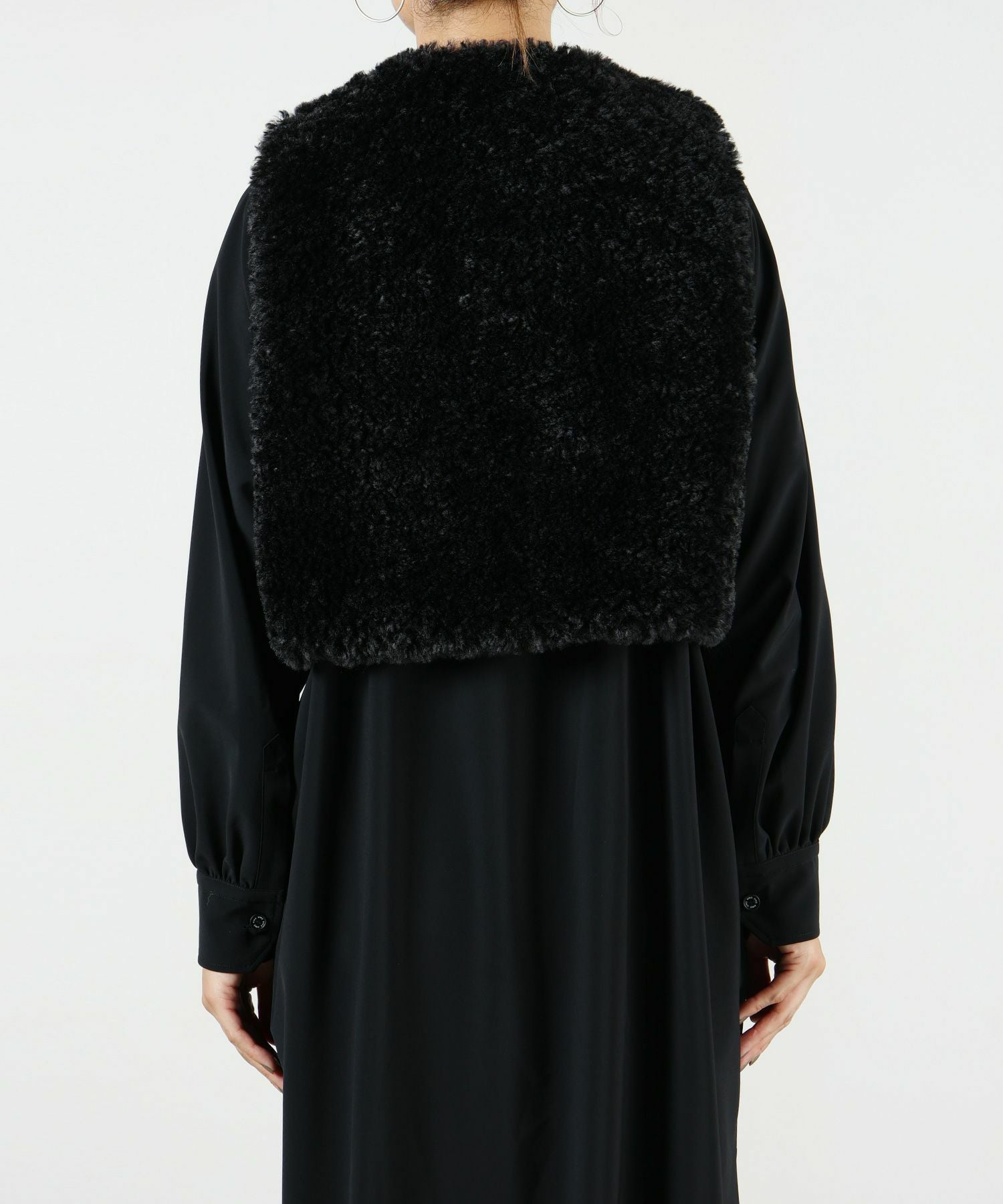 HYKE(ハイク)】 FAUX SHEARLING CROPPED VEST｜PARIGOT ONLINE（パリゴ