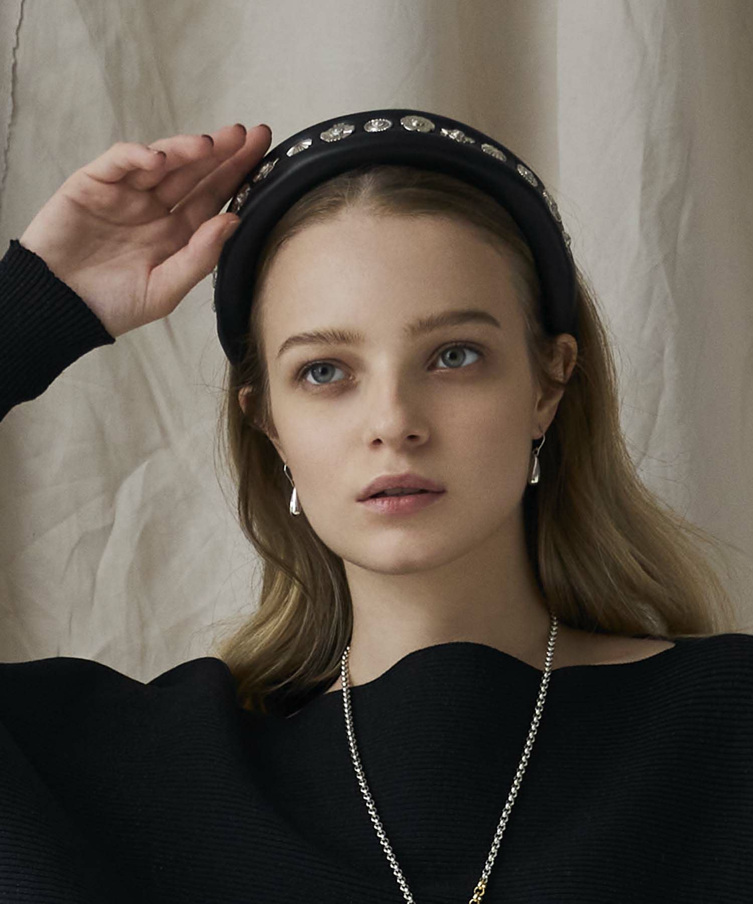 TOGA TOO(トーガトゥ)】 LEATHER HEADBAND 1｜PARIGOT ONLINE（パリゴ