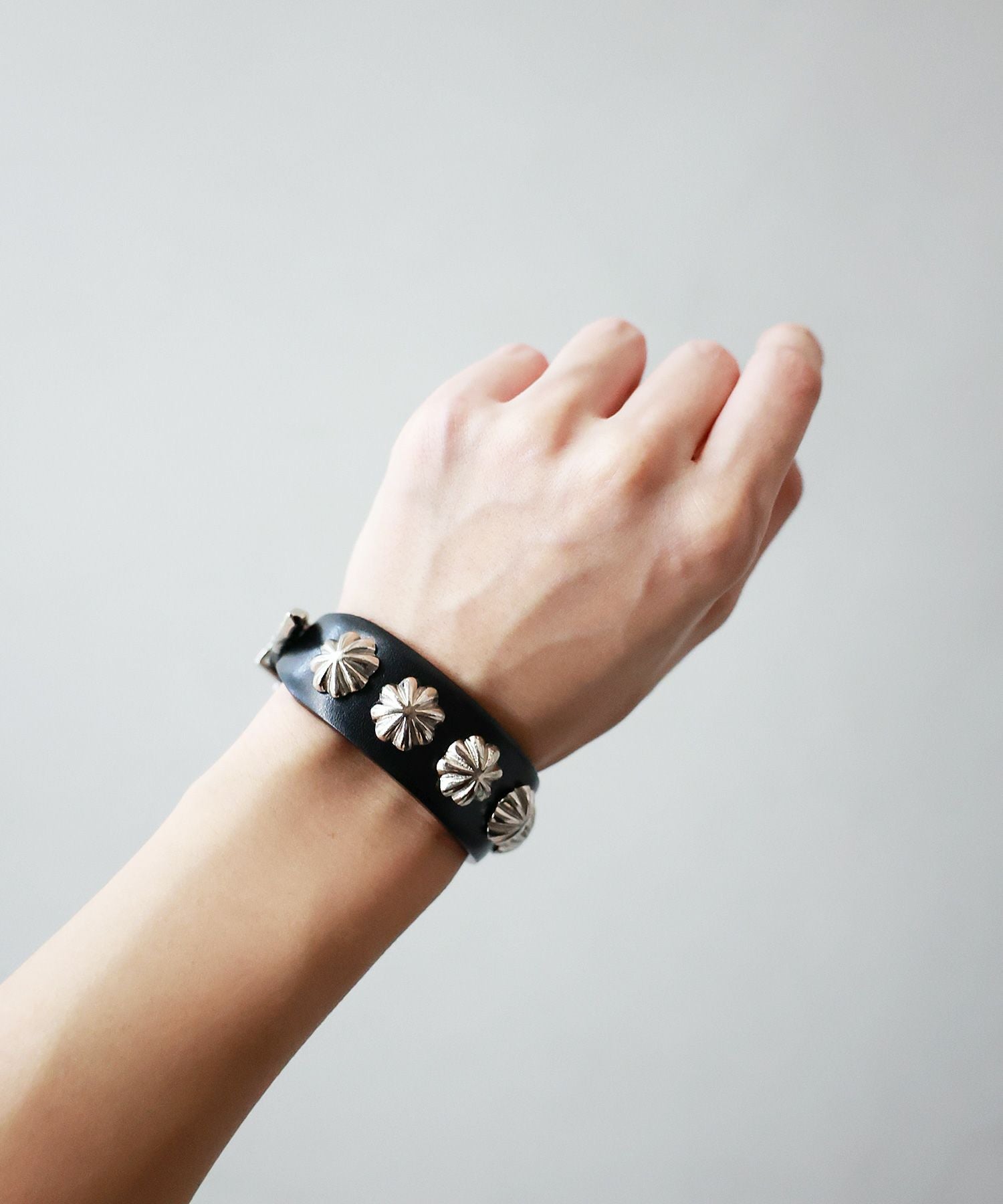 TOGA TOO(トーガトゥ)】 CONCHO LEATHER BANGLE｜PARIGOT ONLINE