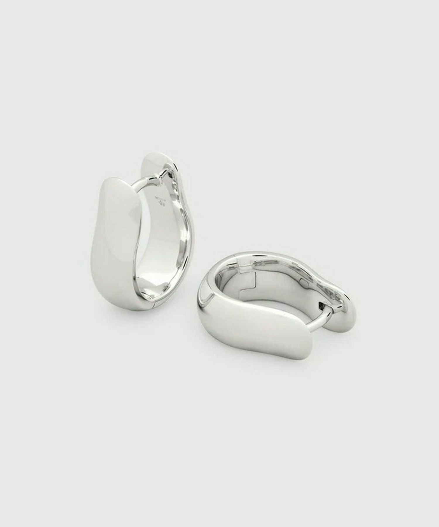 TOM WOOD(トムウッド)】 Oyster Hoops Small ピアス｜PARIGOT ONLINE