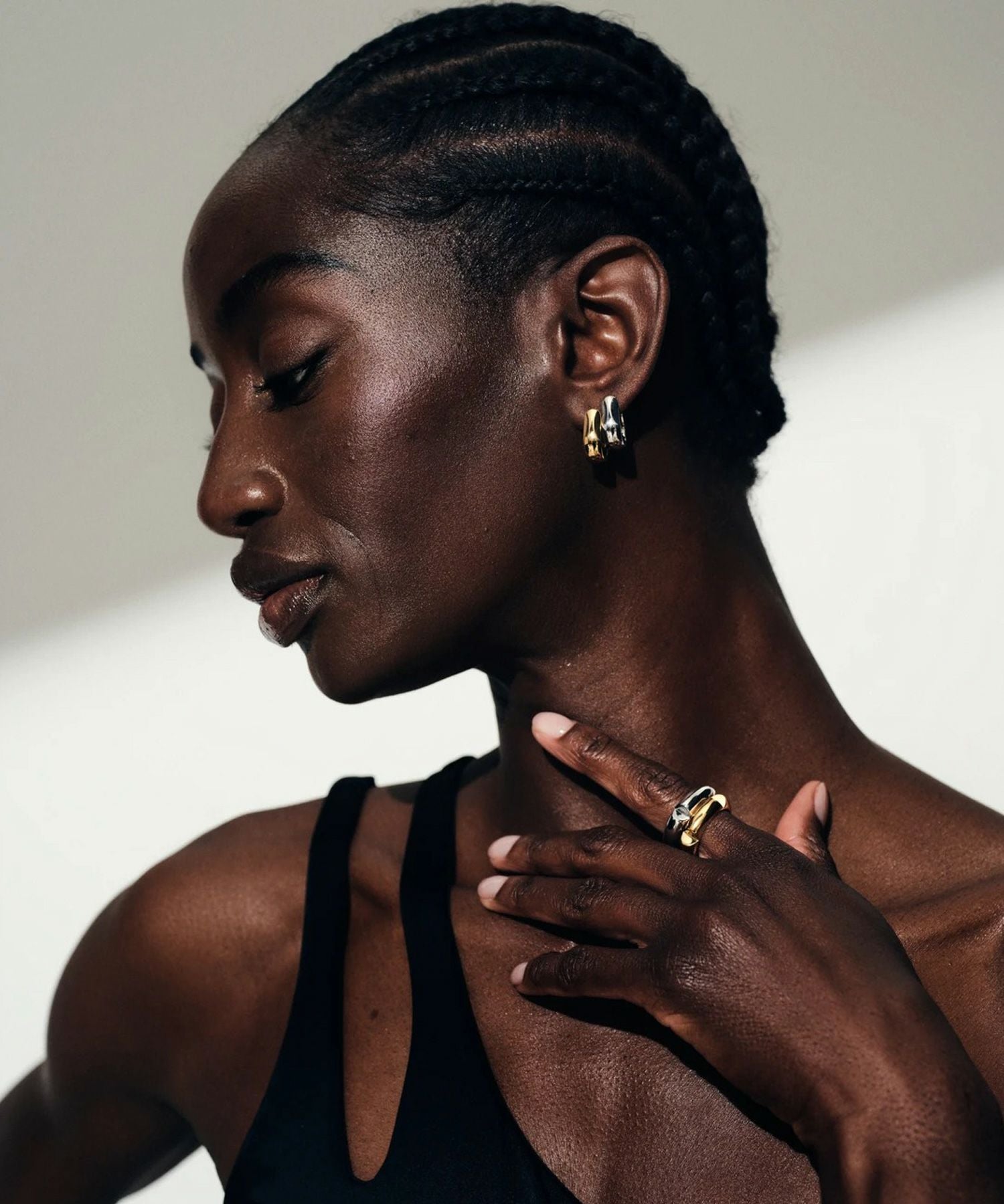 TOM WOOD(トムウッド)】 Oyster Hoops Small ピアス｜PARIGOT ONLINE