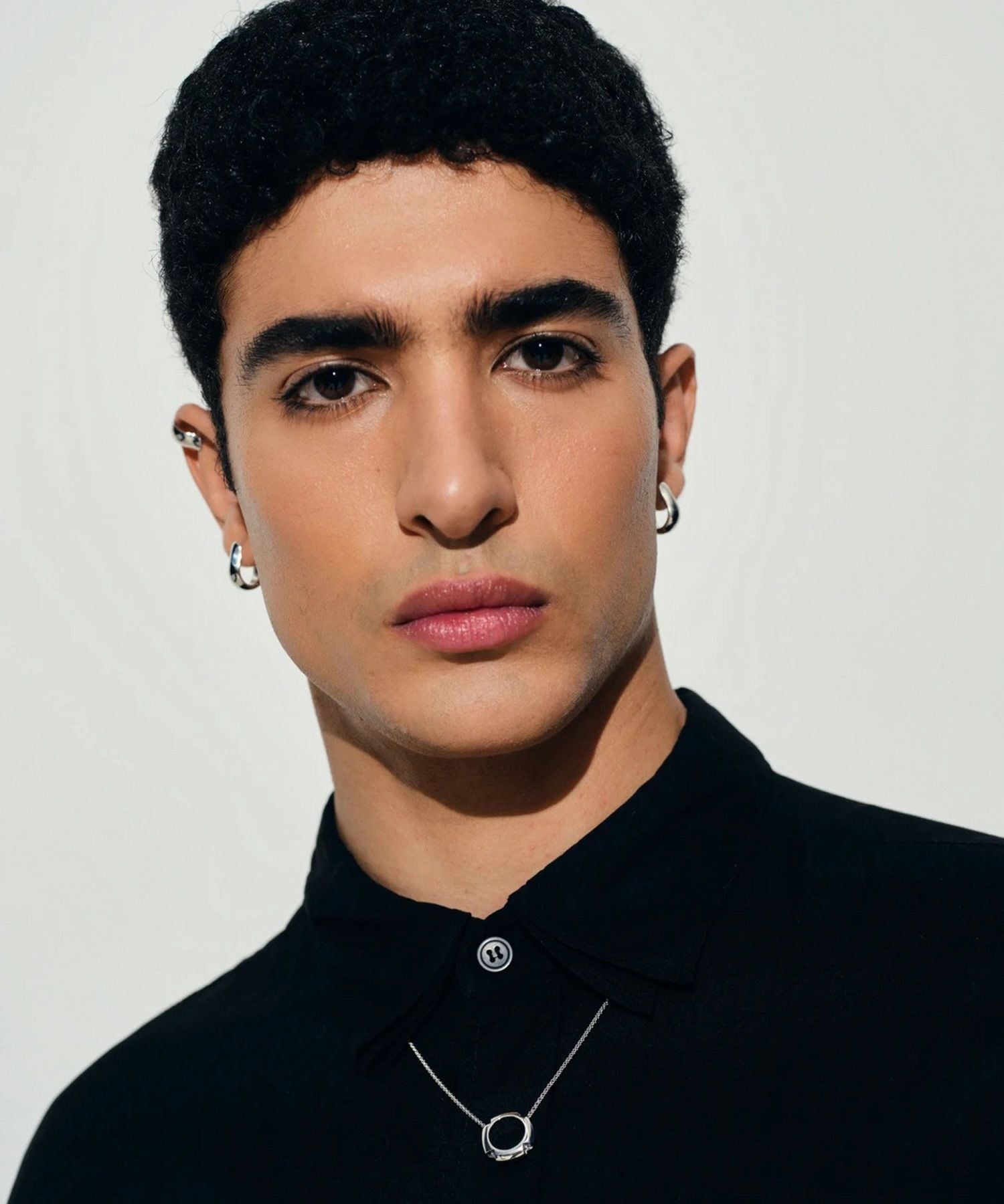 TOM WOOD(トムウッド)】 Oyster Hoops Small ピアス｜PARIGOT ONLINE