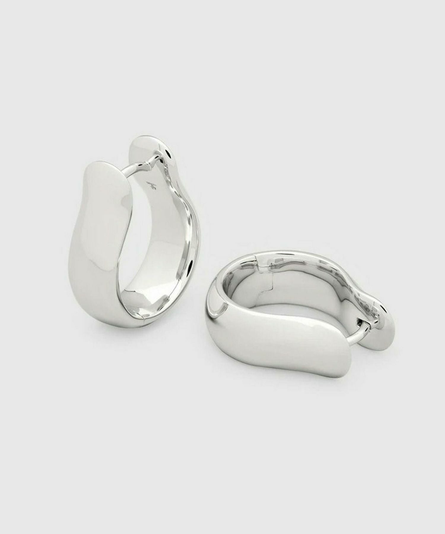 TOM WOOD(トムウッド)】 Oyster Hoops Medium ピアス｜PARIGOT ONLINE