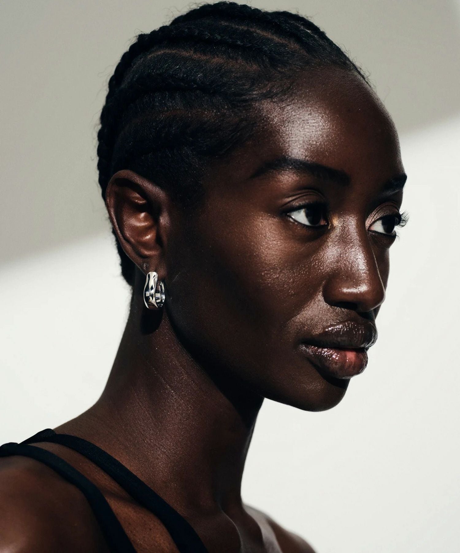 TOM WOOD(トムウッド)】 Oyster Hoops Medium ピアス｜PARIGOT ONLINE