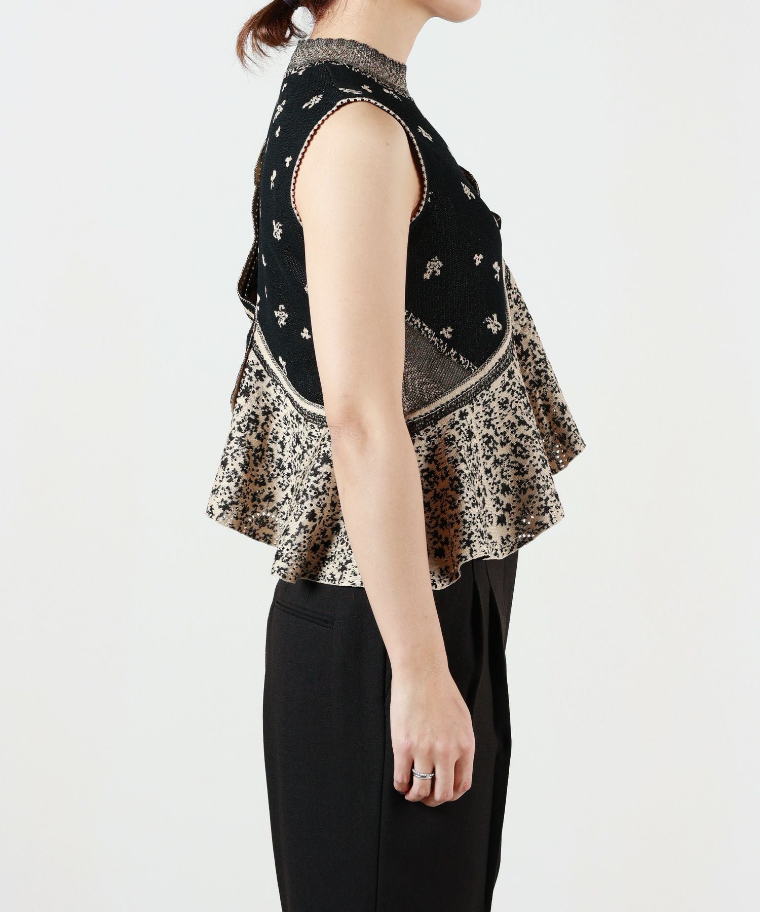 Mame Kurogouchi(マメ クロゴウチ)】 Asymmetric Pattern Knitted Top