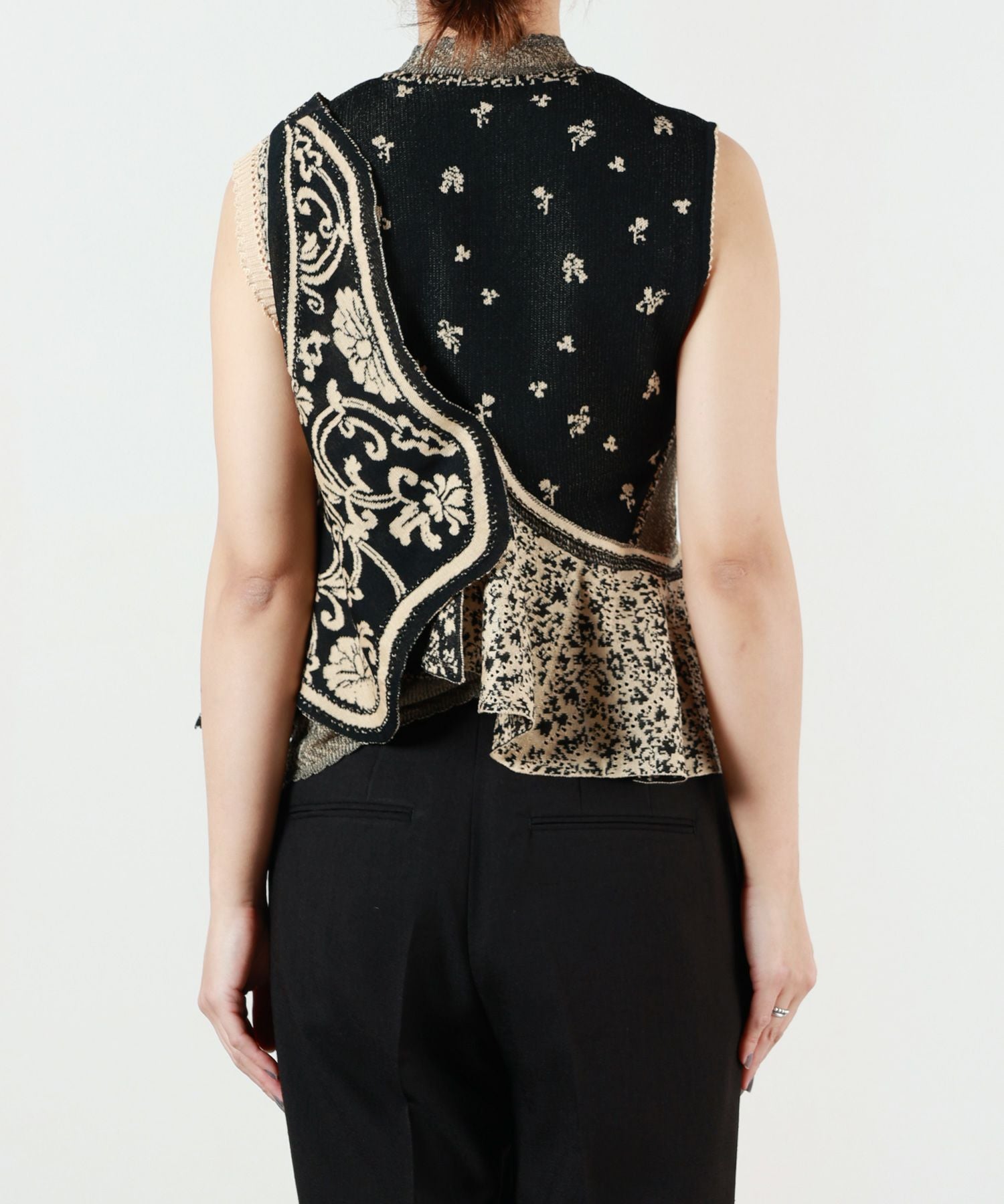 Mame Kurogouchi(マメ クロゴウチ)】 Asymmetric Pattern Knitted Top