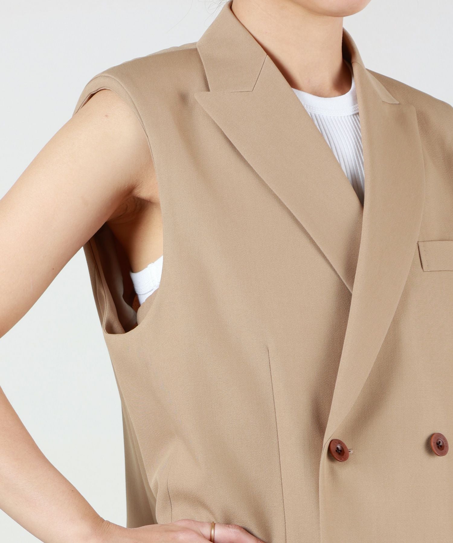 HYKE(ハイク)】DOESKIN DOUBLE-BREASTED SLEEVLESS BLAZER｜PARIGOT