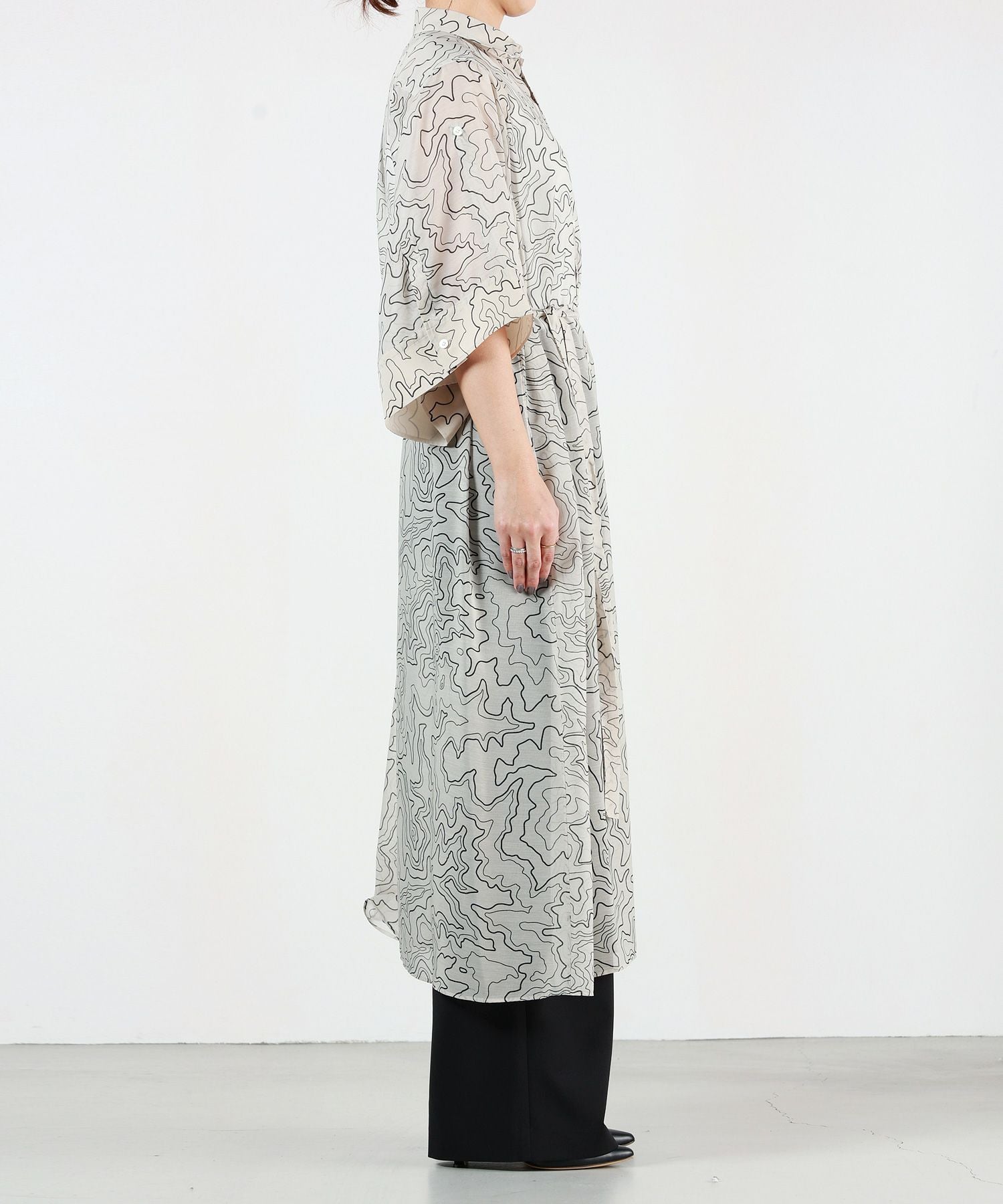 HYKE(ハイク)】 CONTOUR LINE BELL-SLEEVE DRESS｜PARIGOT ONLINE
