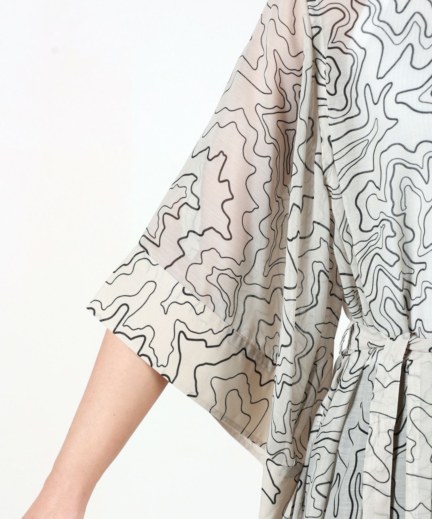 HYKE(ハイク)】 CONTOUR LINE BELL-SLEEVE DRESS｜PARIGOT ONLINE
