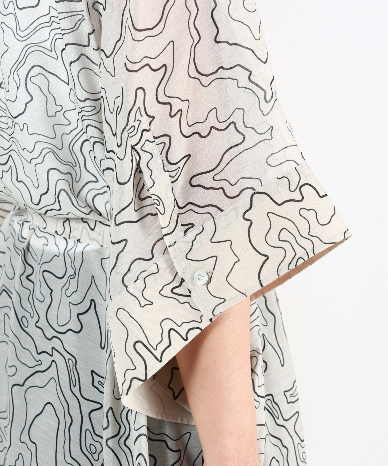 HYKE(ハイク)】 CONTOUR LINE BELL-SLEEVE DRESS｜PARIGOT ONLINE
