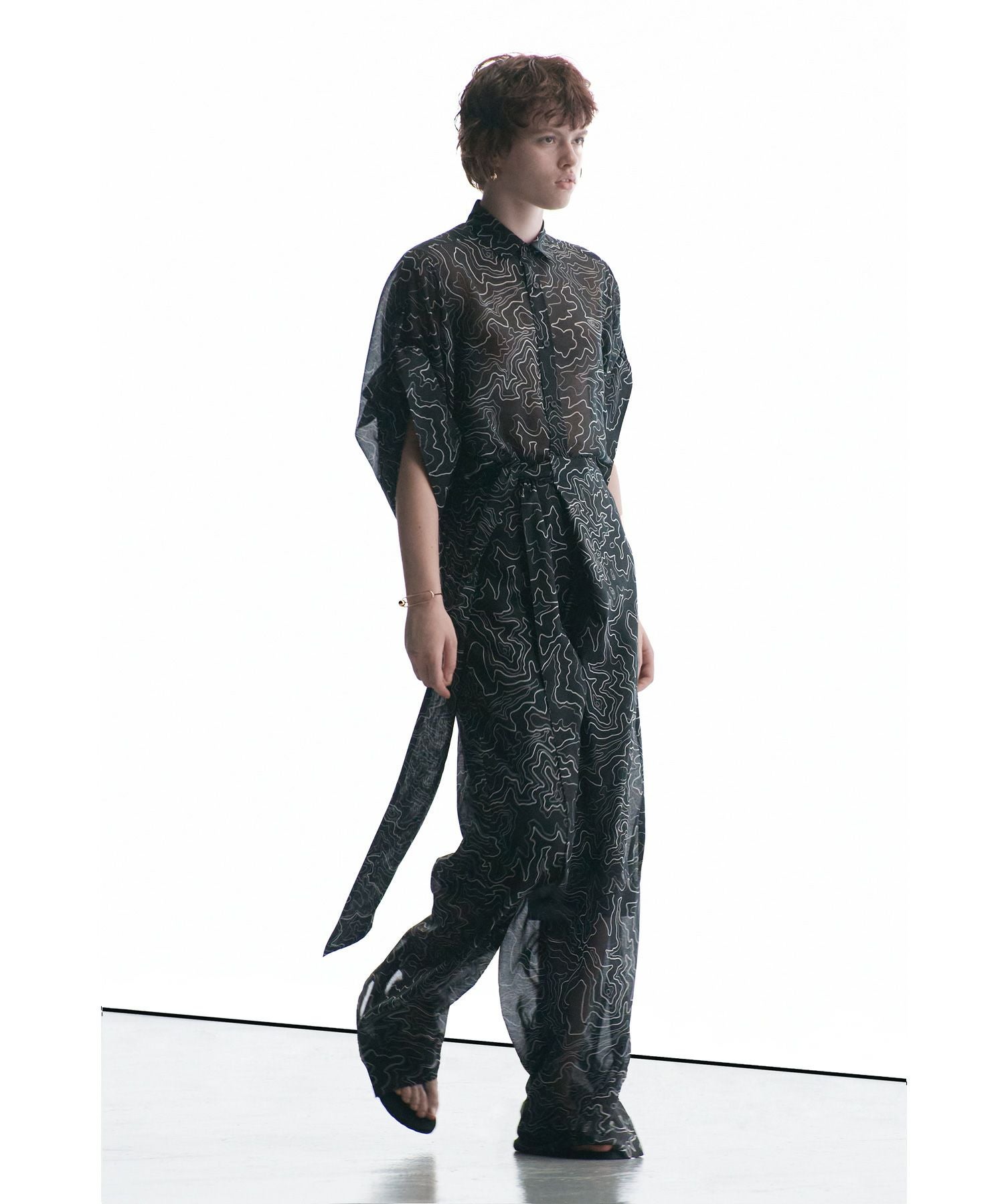 HYKE(ハイク)】 CONTOUR LINE BELL-SLEEVE SHIRT｜PARIGOT ONLINE
