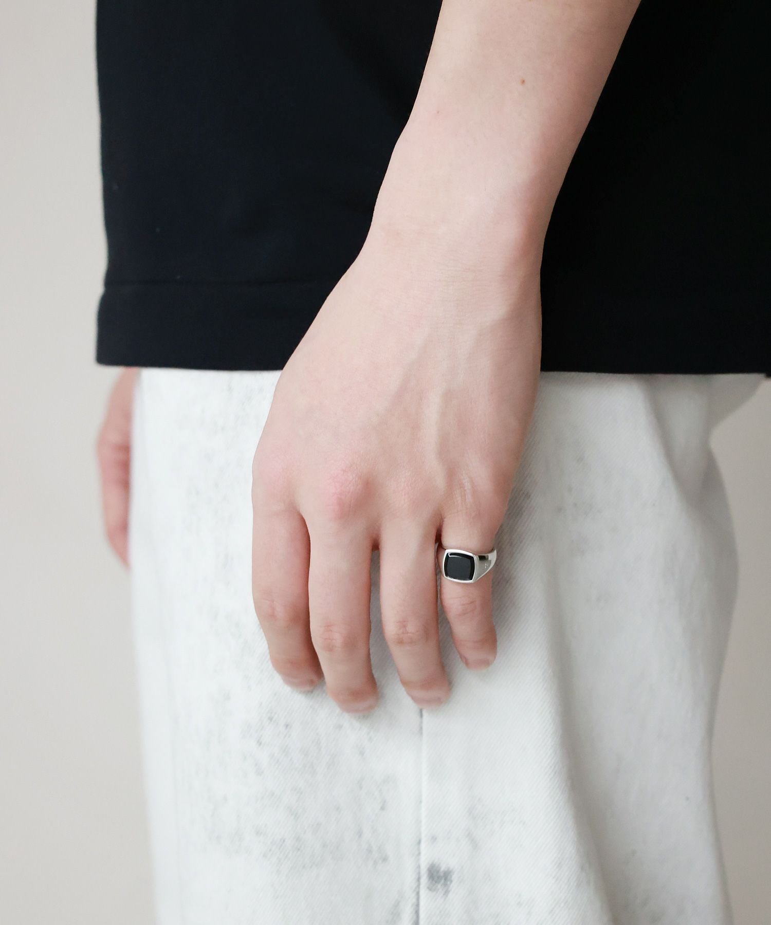 TOM WOOD(トムウッド)】 Kay Polished Onyx リング｜PARIGOT ONLINE