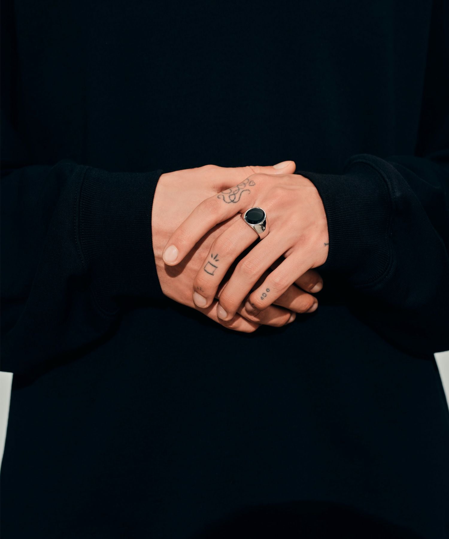 TOM WOOD(トムウッド)】 Oval Polished Black Onyx リング|PARIGOT TOM WOOD(トムウッド)】 Oval Polished Black Onyx リング|PARIGOT