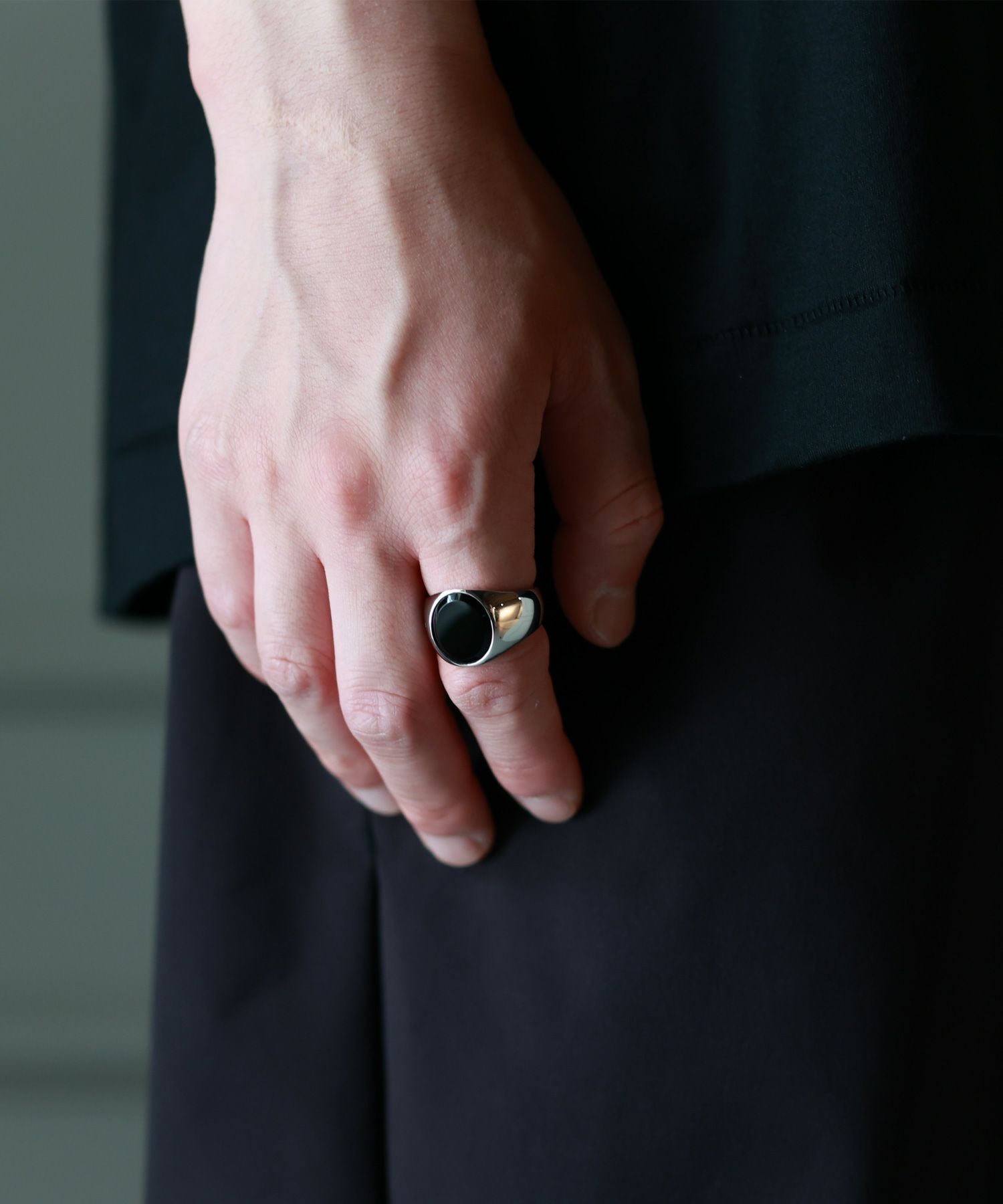 TOM WOOD(トムウッド)】 Oval Polished Black Onyx リング｜PARIGOT