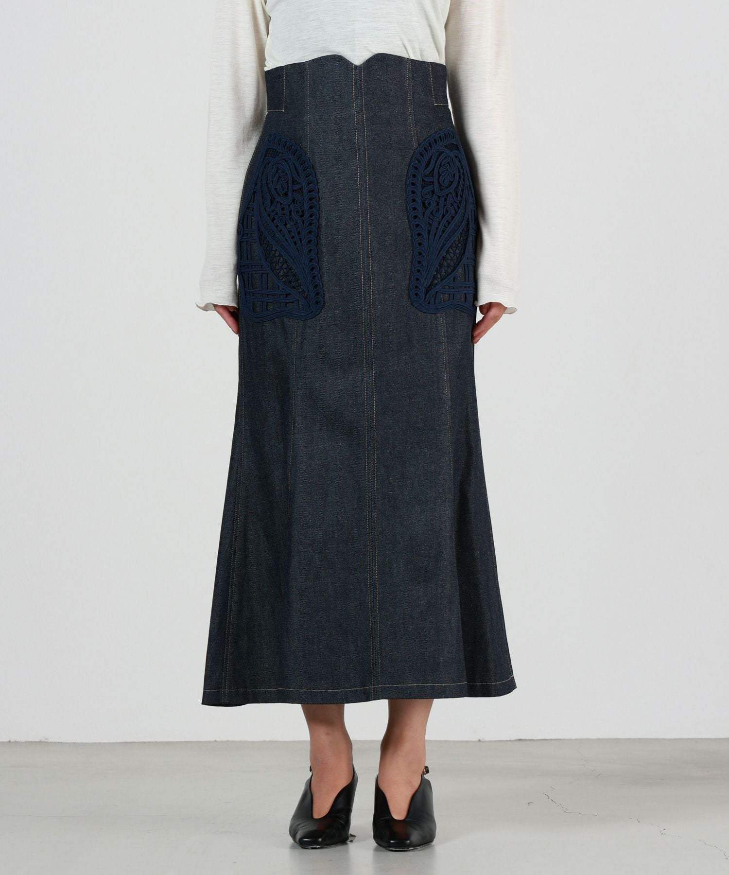 Mame Kurogouchi(マメ クロゴウチ)】 Cord Embroidery Detail Denim