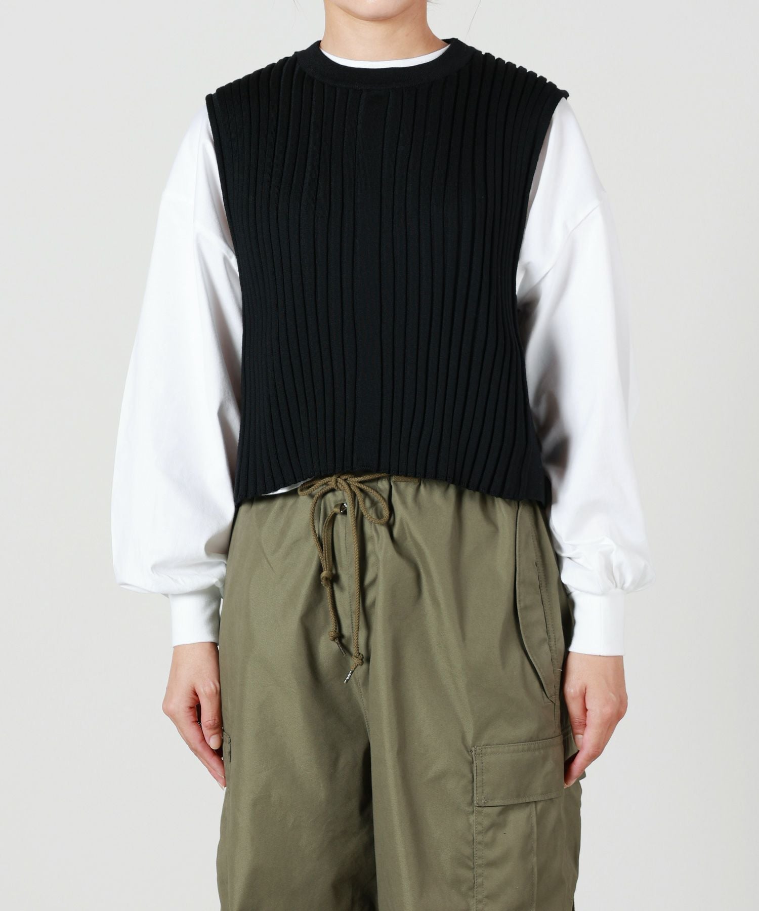 美品 23AW HYKE ハイク WIDE RIBBED CROPPED VEST ショート丈 クルーネック リブニット ノースリーブセーター ネイビー レディース 古着 中古 USED HYKE - 美品 23AW HYKE ハイク WIDE RIBBED CROPPED VEST ショート丈
