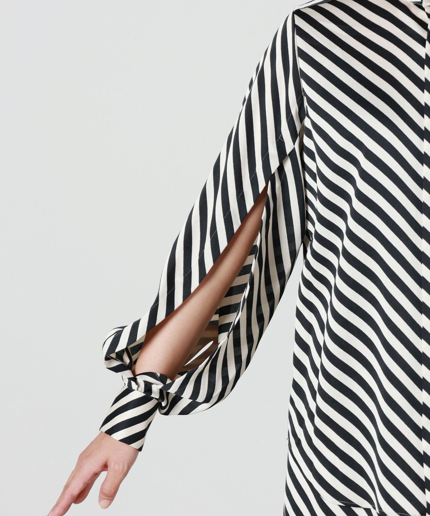 HYKE(ハイク)】 STRIPE HAMMER SATIN BLOUSE｜PARIGOT ONLINE（パリゴ