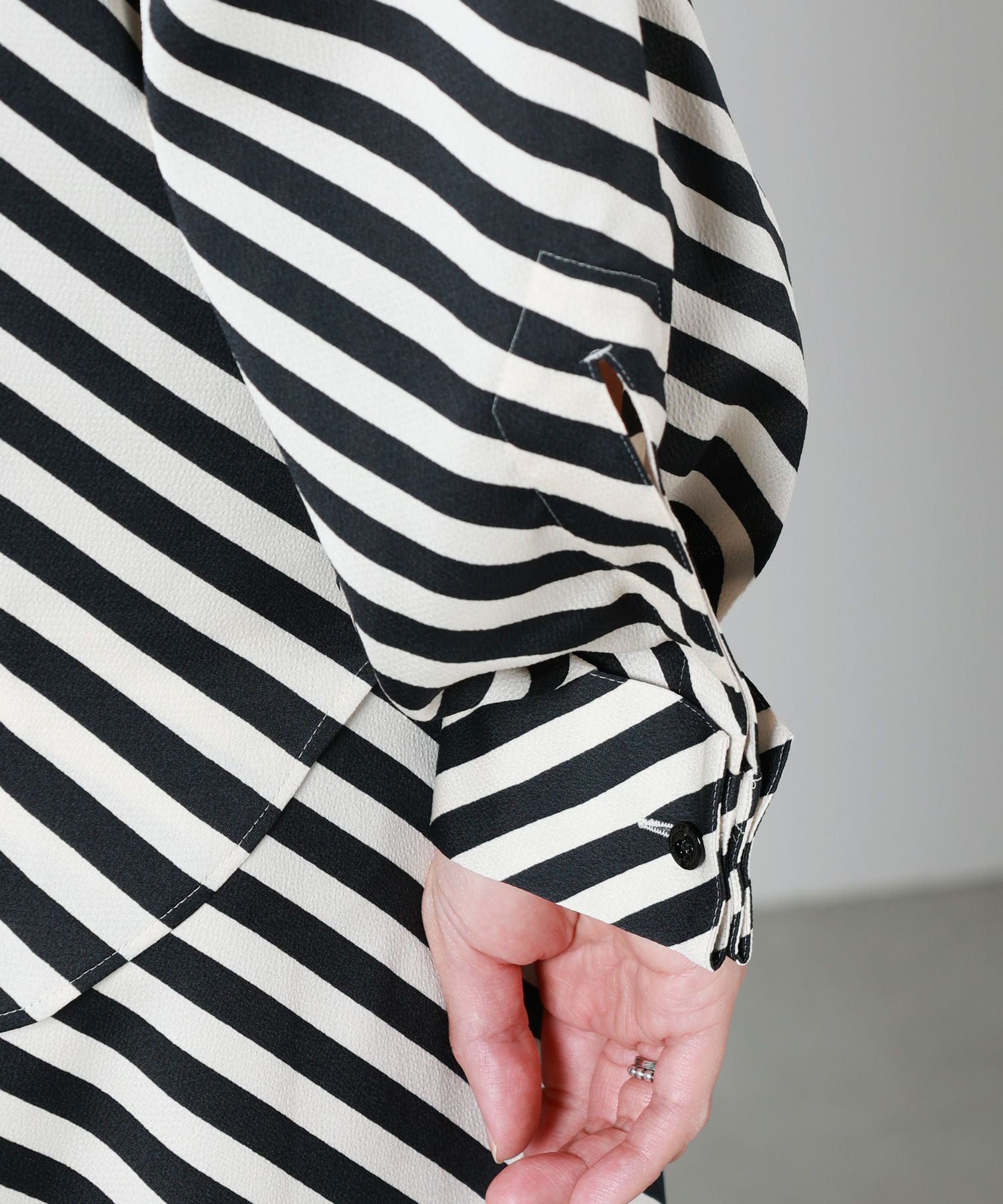 HYKE(ハイク)】 STRIPE HAMMER SATIN BLOUSE｜PARIGOT ONLINE（パリゴ