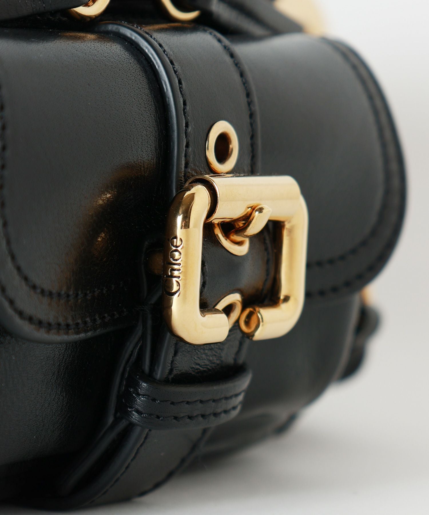 Chloe(クロエ)】 シャイニーレザー製スモールカメラバッグ｜PARIGOT