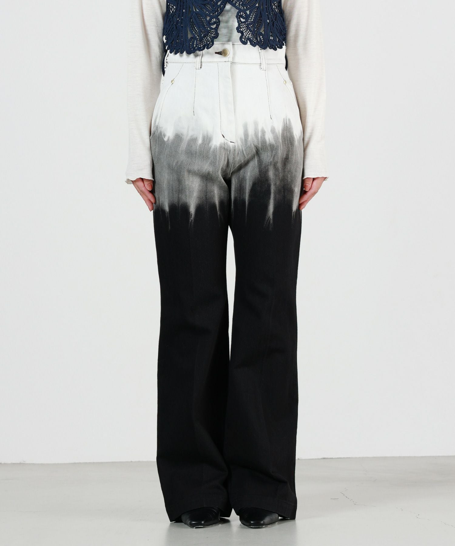 Mame Kurogouchi(マメ クロゴウチ)】 Gradient Dye Flare Jeans