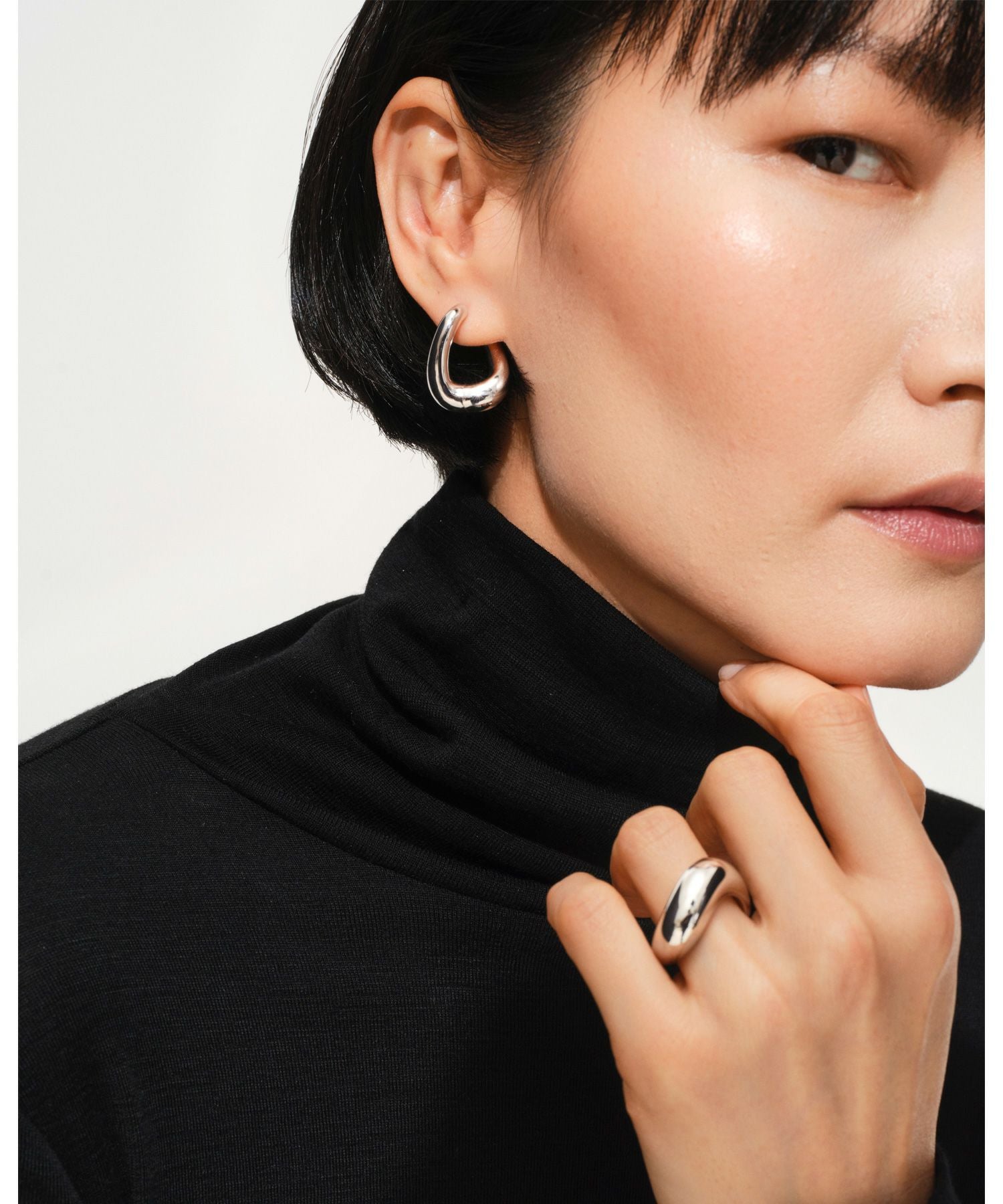 TOM WOOD(トムウッド)】 Twist Hoops ピアス｜PARIGOT ONLINE（パリゴ