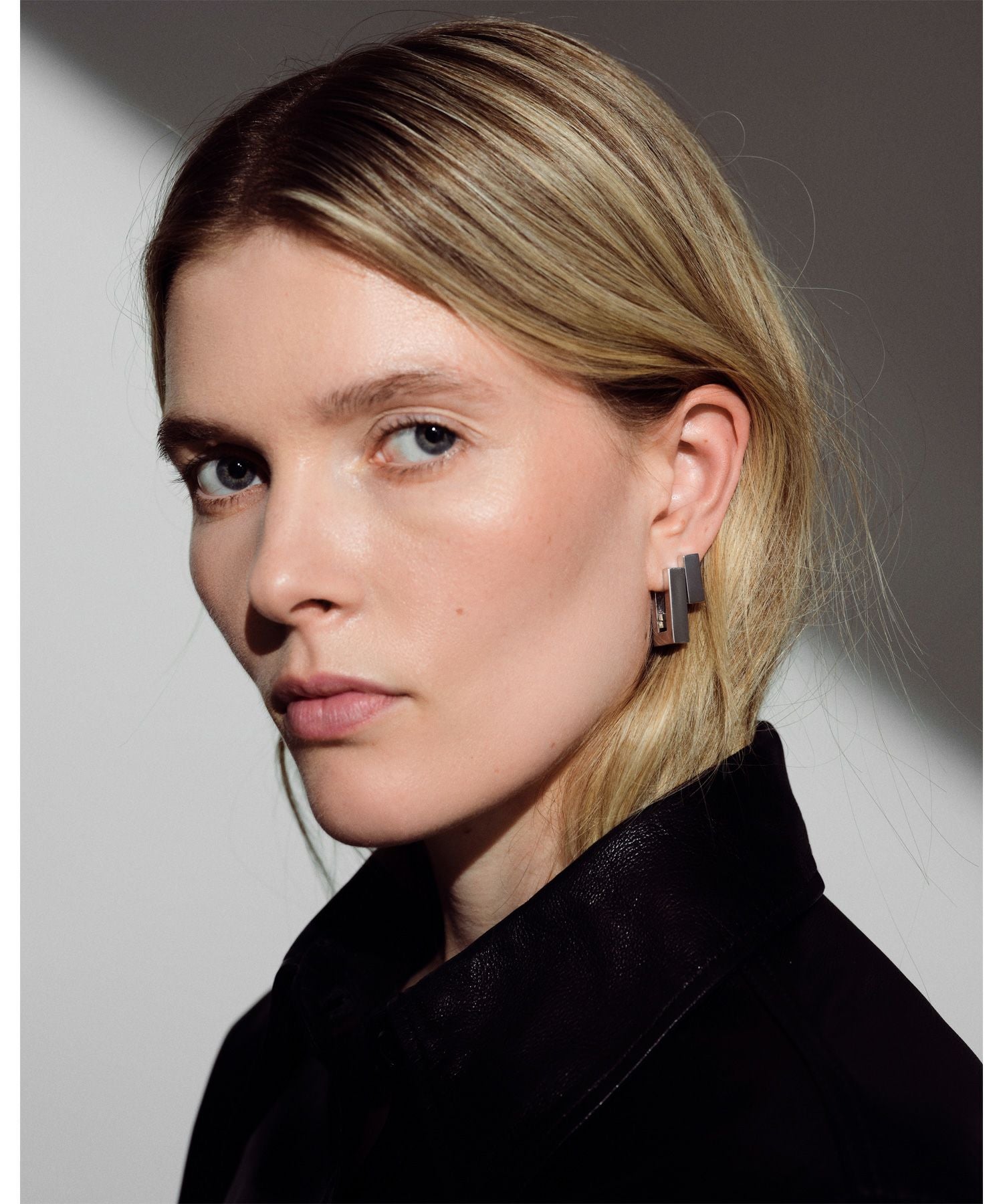 TOM WOOD(トムウッド)】 Square Hoops Small ピアス｜PARIGOT ONLINE