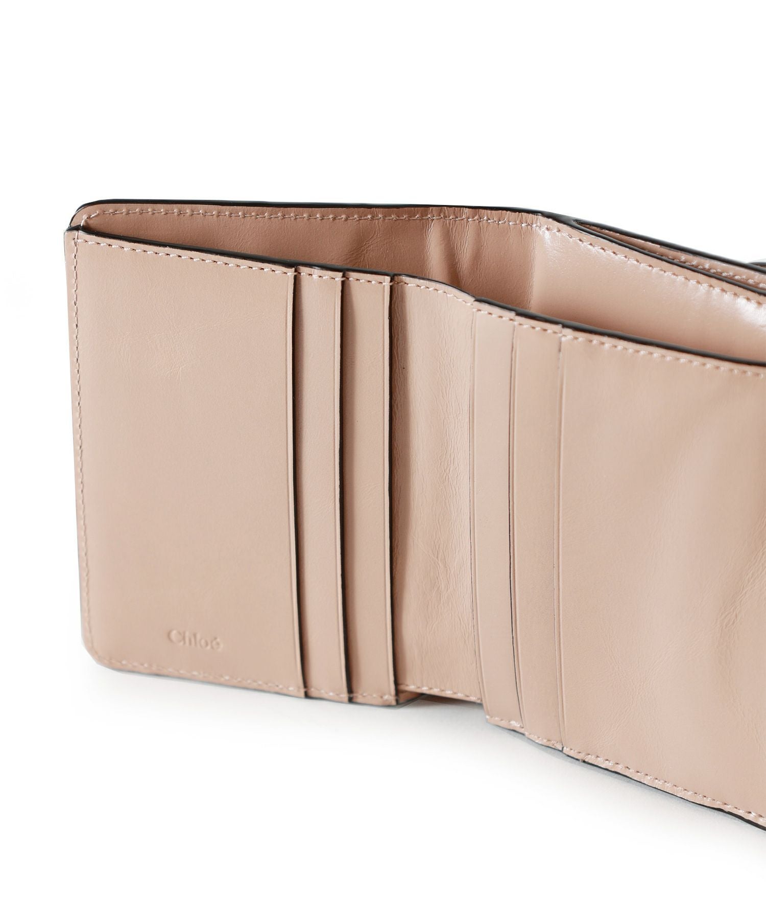 Chloe(クロエ)】 シャイニーレザー製ALPHABETスモールトリフォールド